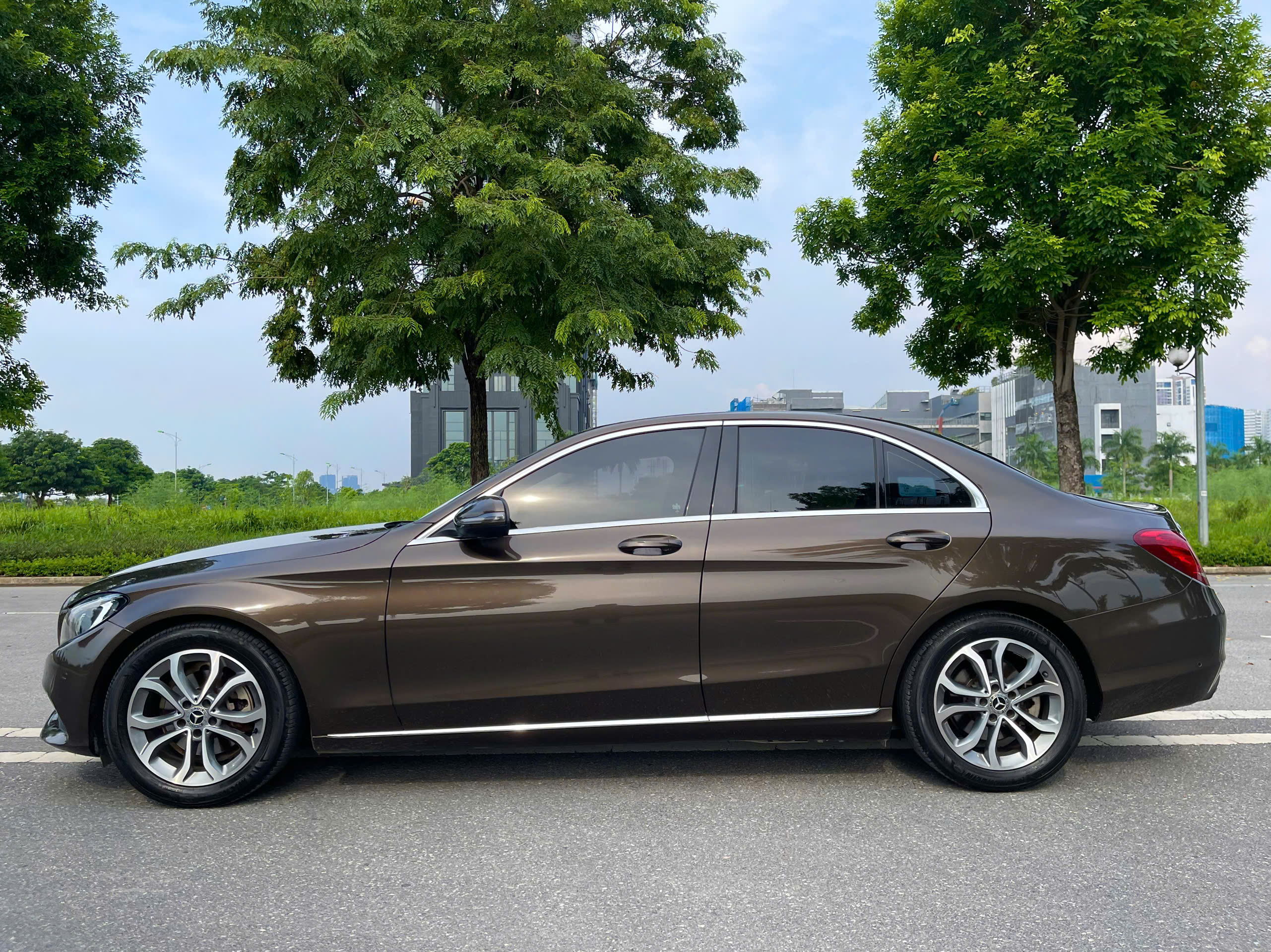 Mercedes C200 2018 màu nâu nội thất đen