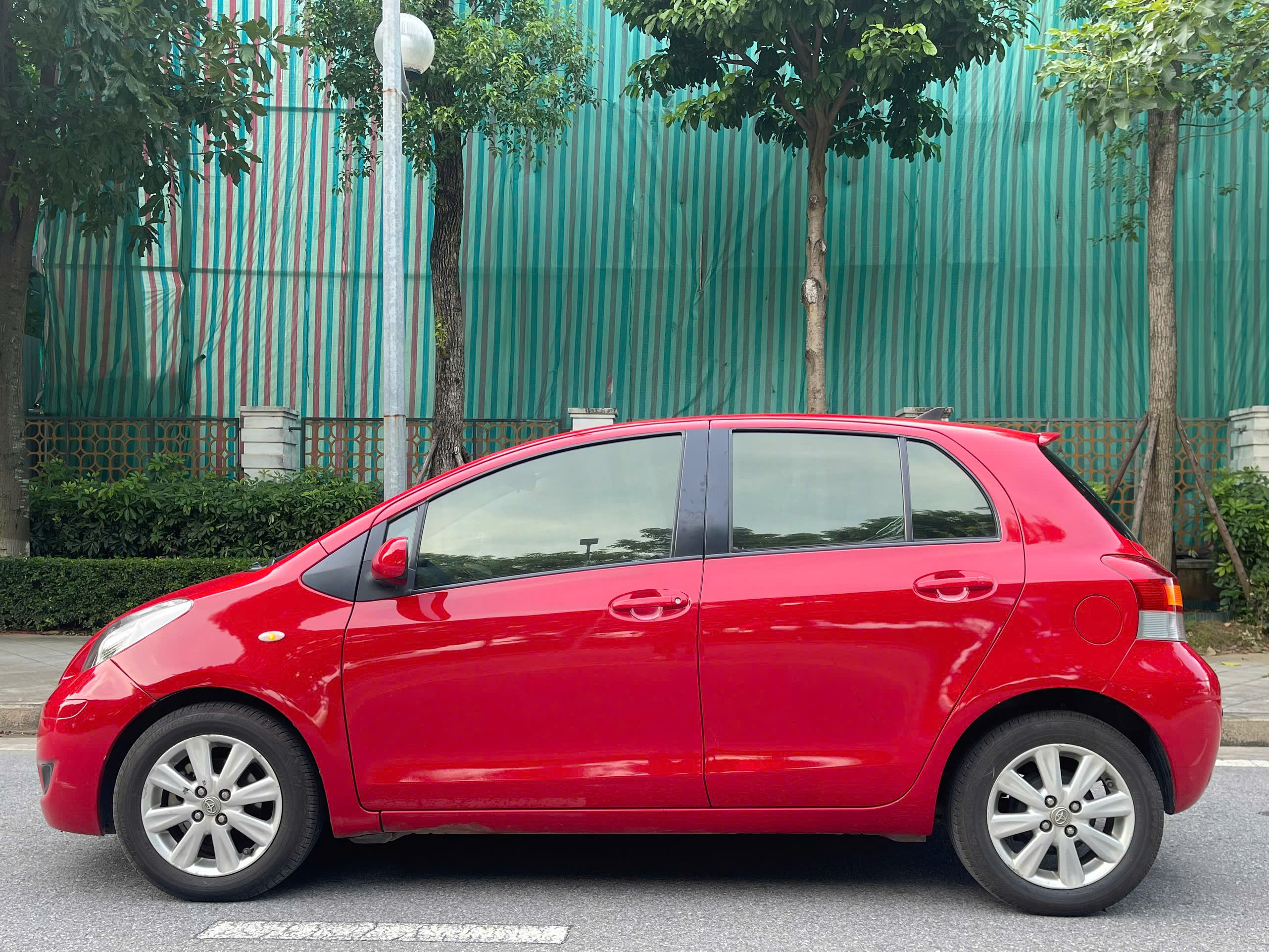Toyota Yaris 1.3AT Nhật Bản 2009 màu đỏ