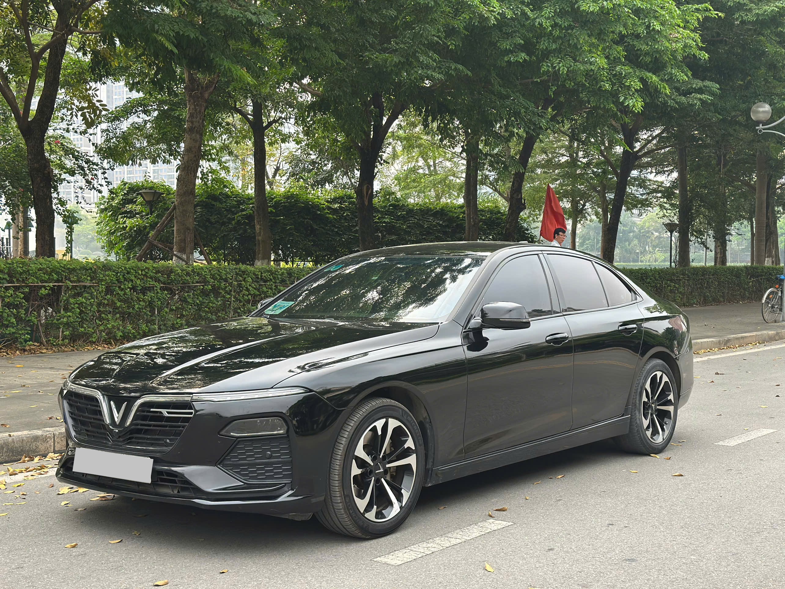 VinFast Lux A 2.0 Base 2.0 AT 2021 đen