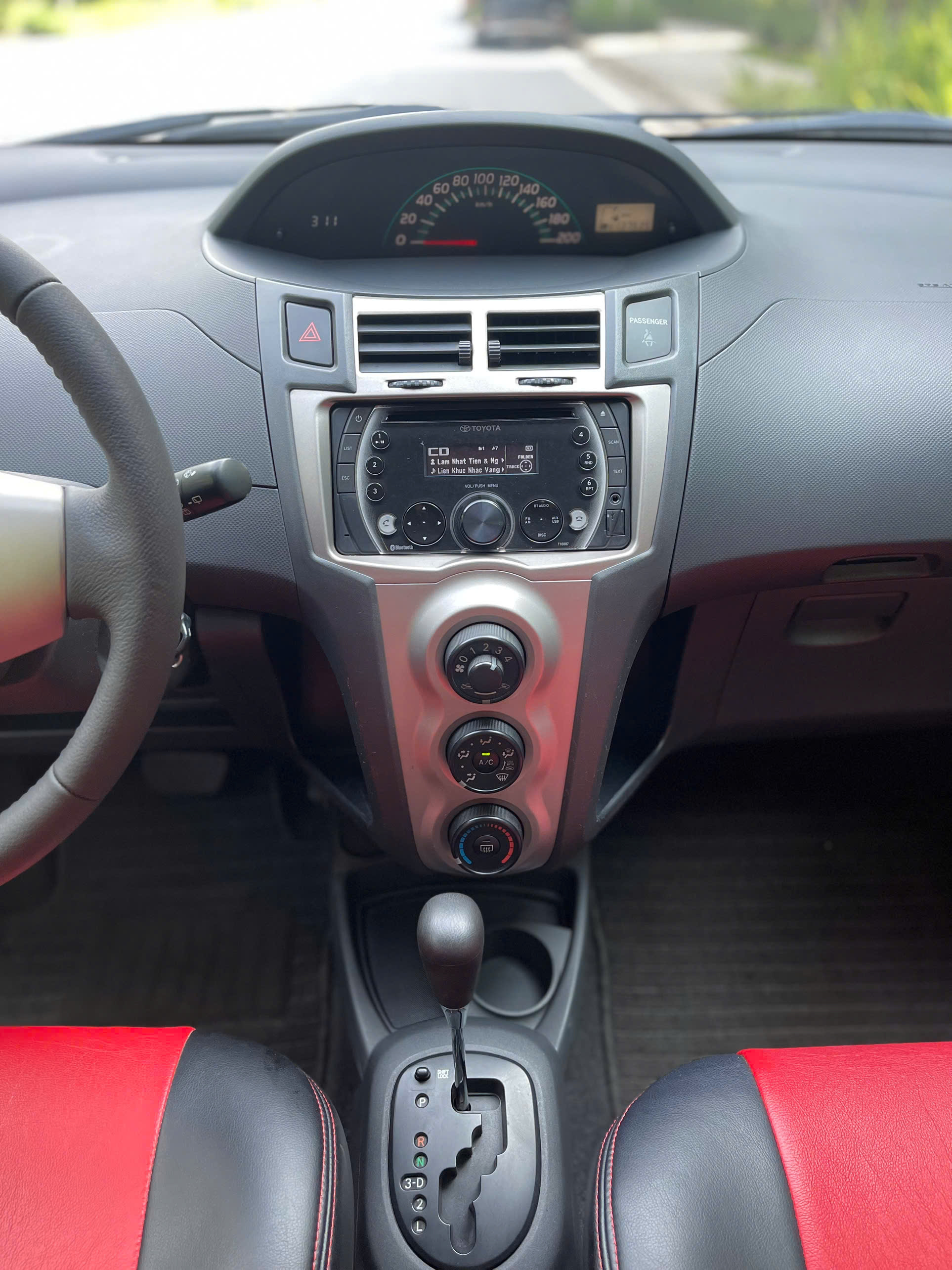 Toyota Yaris 1.3AT Nhật Bản 2009 màu đỏ