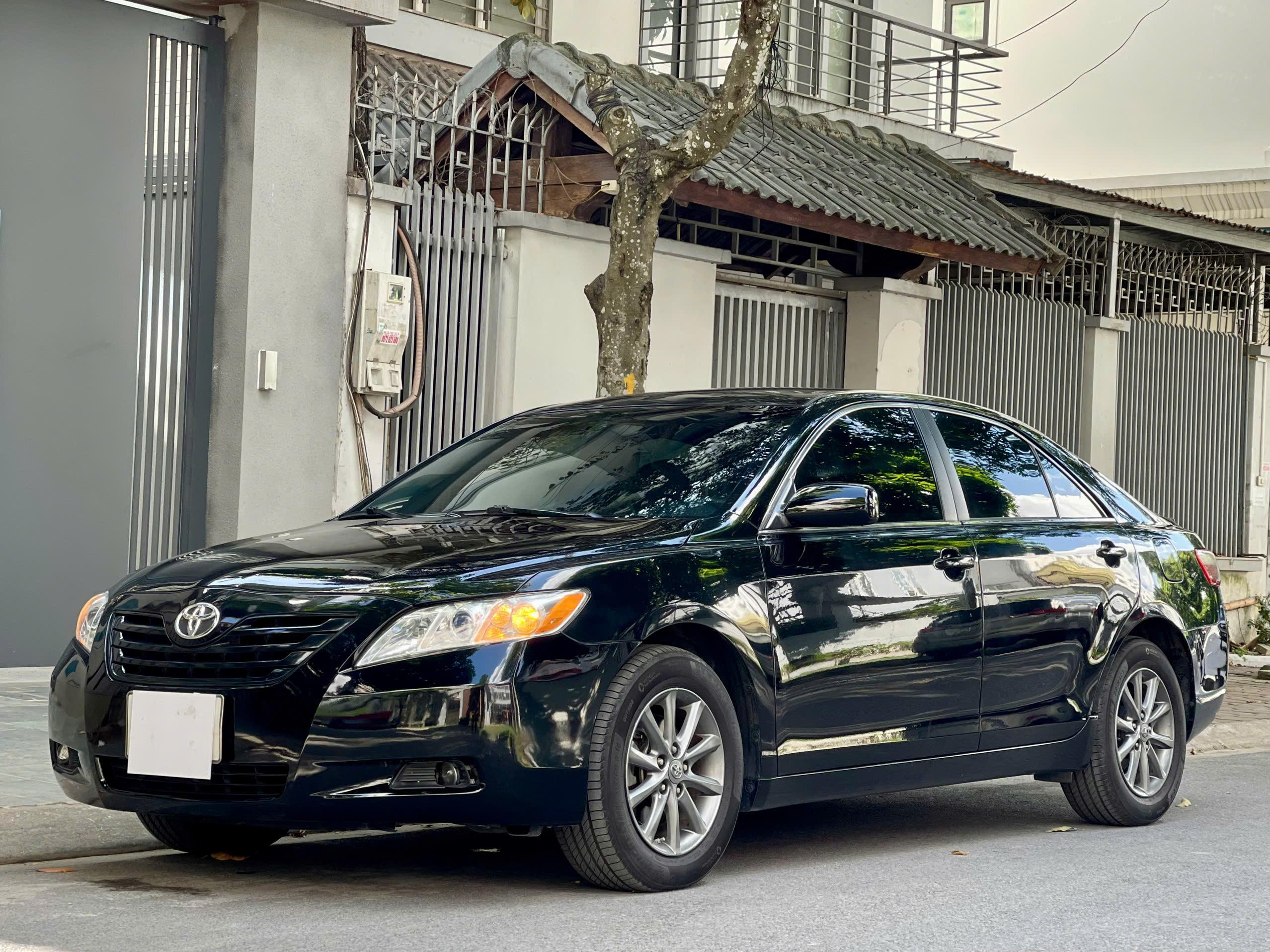 Toyota Camry LE 2.4 2018 màu đen