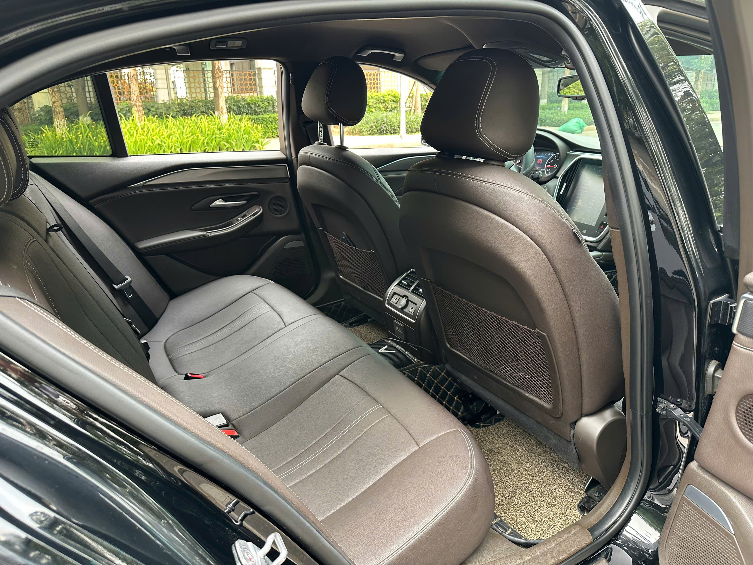 VinFast Lux A 2.0 Base 2.0 AT 2021 đen