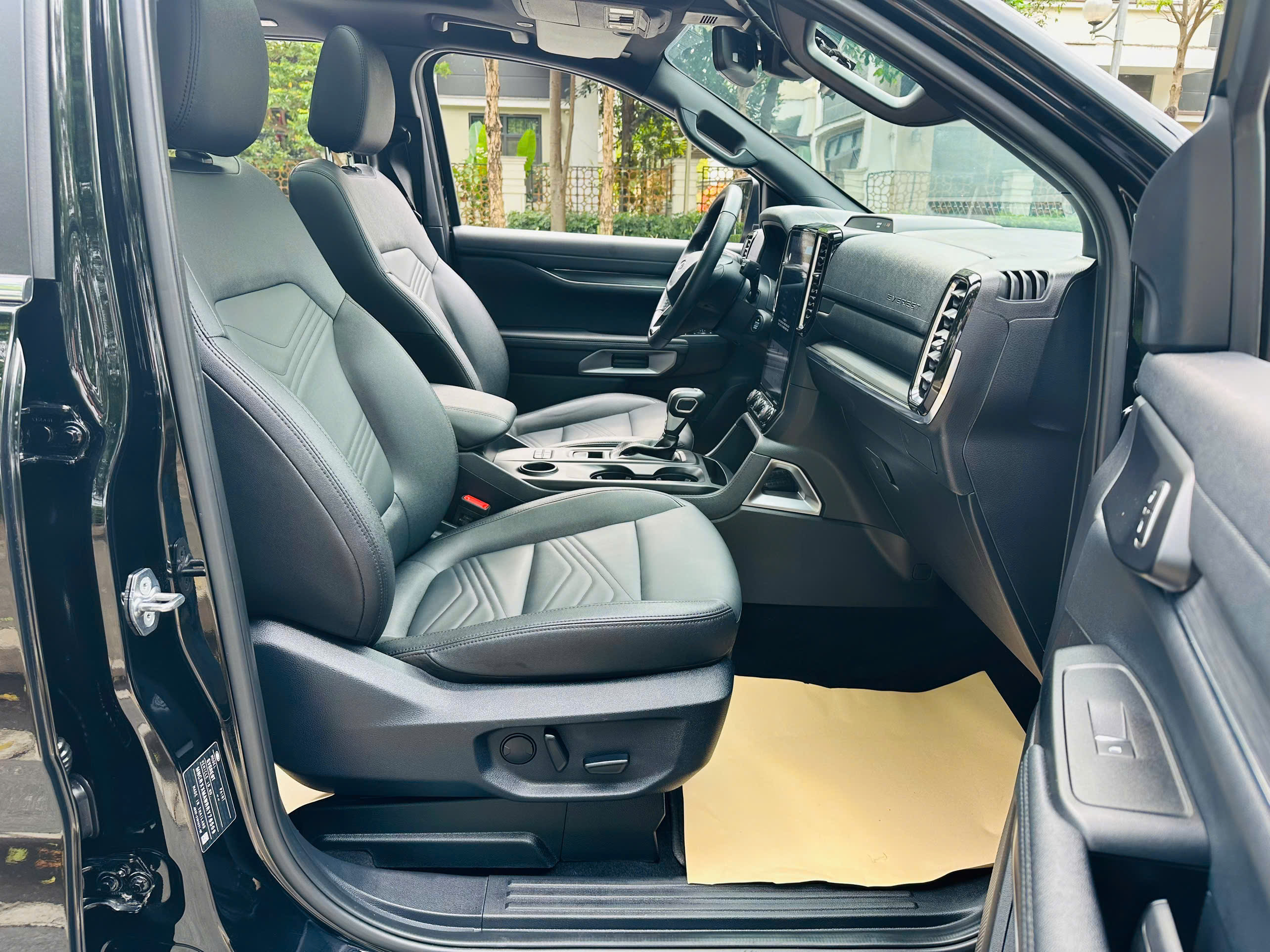 Ford Everest Titanium 2.0L 4x2 AT 2024 đen