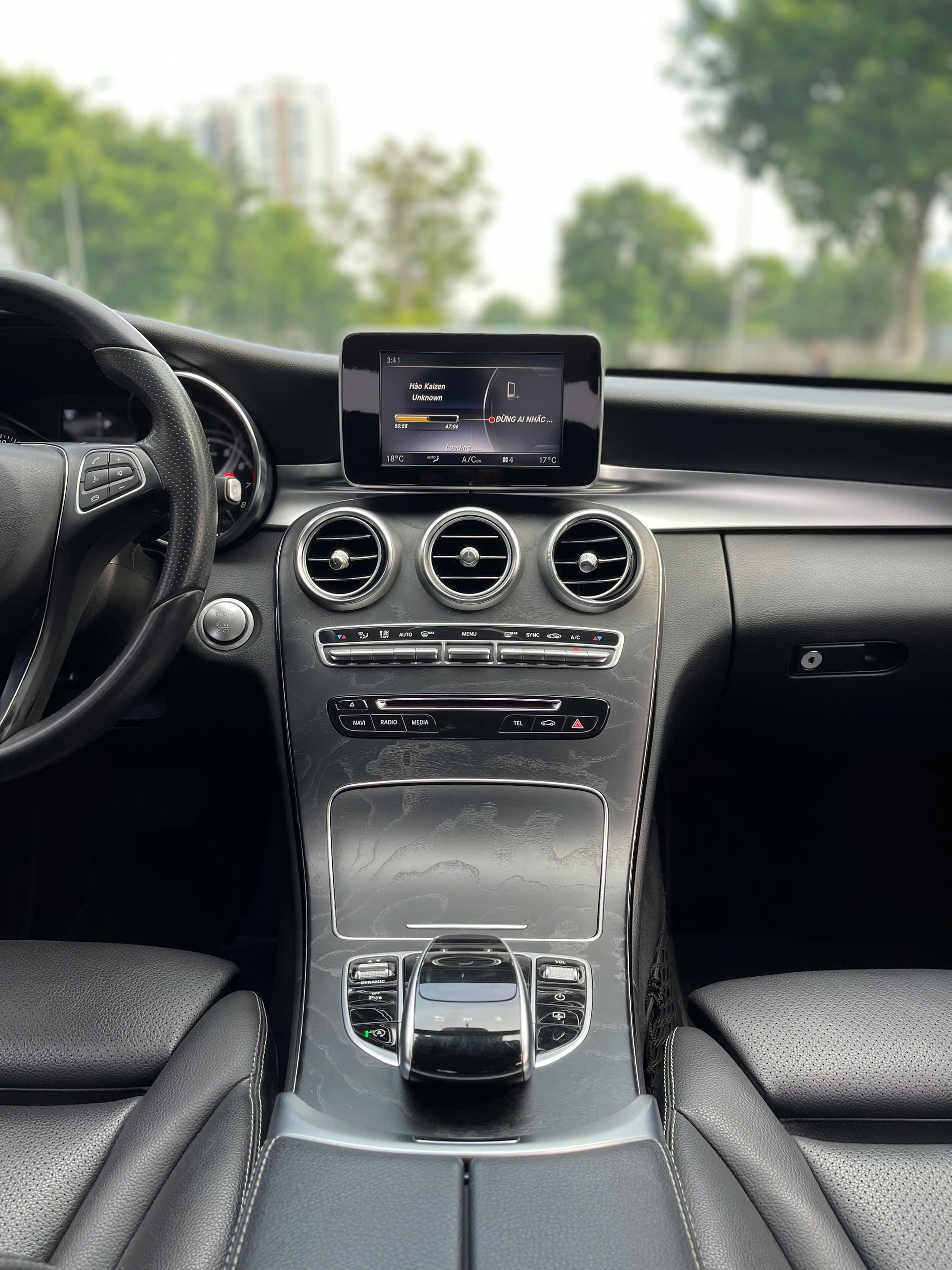Mercedes C200 2018 màu nâu nội thất đen