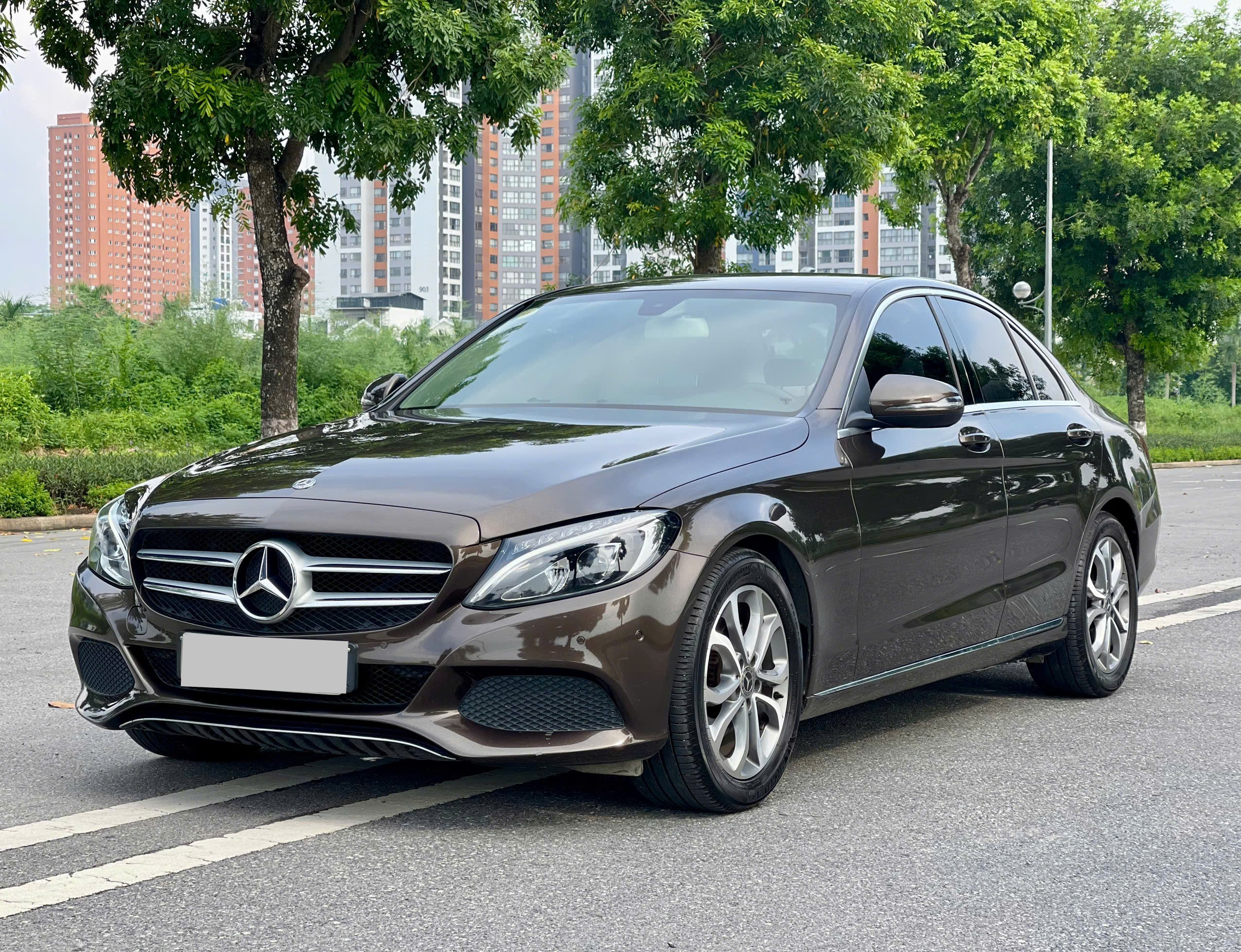 Mercedes C200 2018 màu nâu nội thất đen