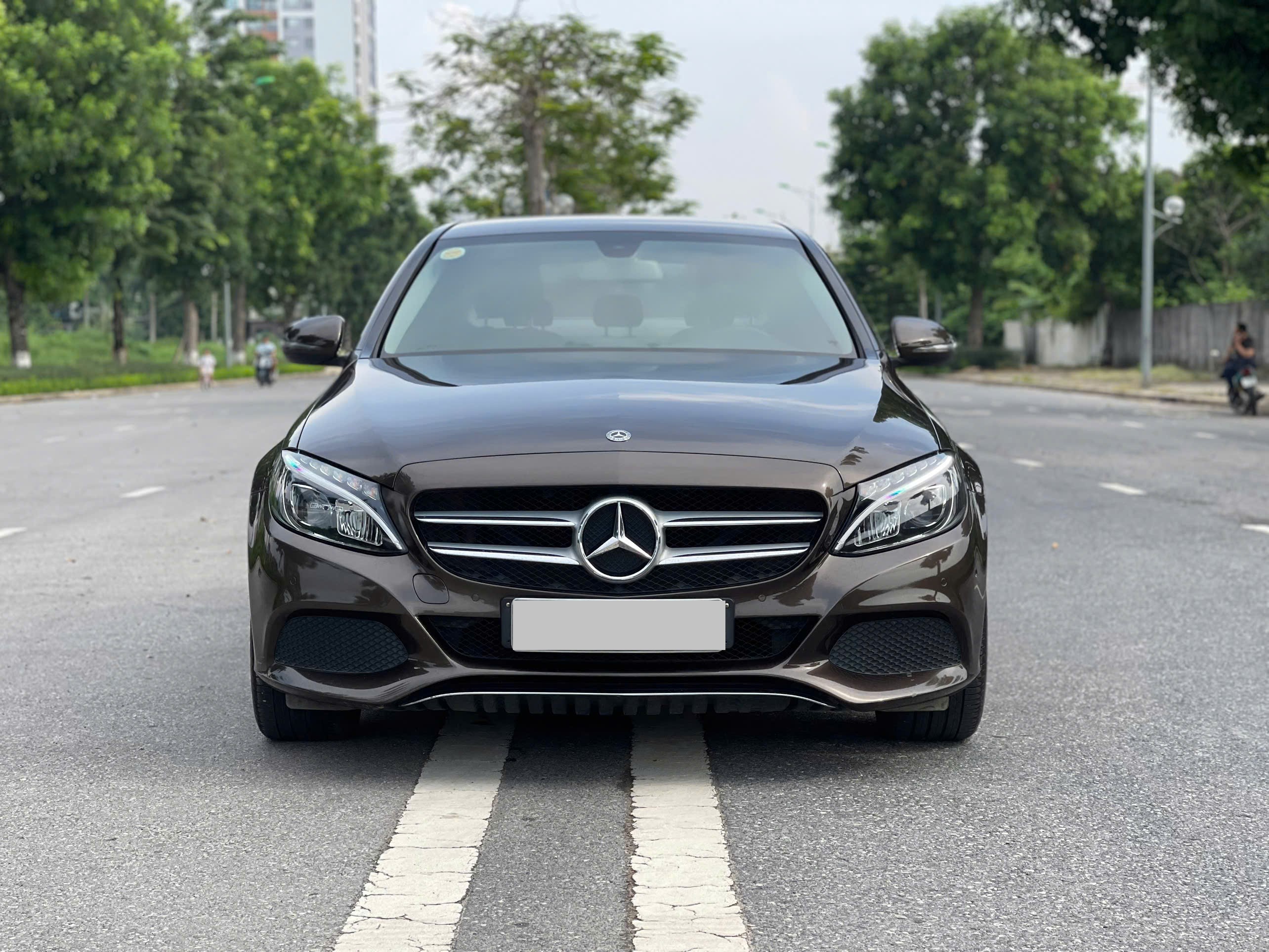 Mercedes C200 2018 màu nâu nội thất đen