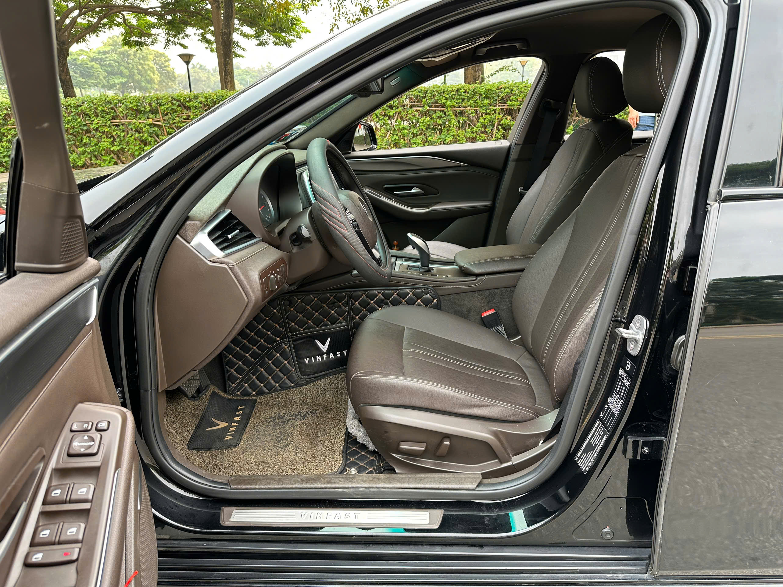 VinFast Lux A 2.0 Base 2.0 AT 2021 đen