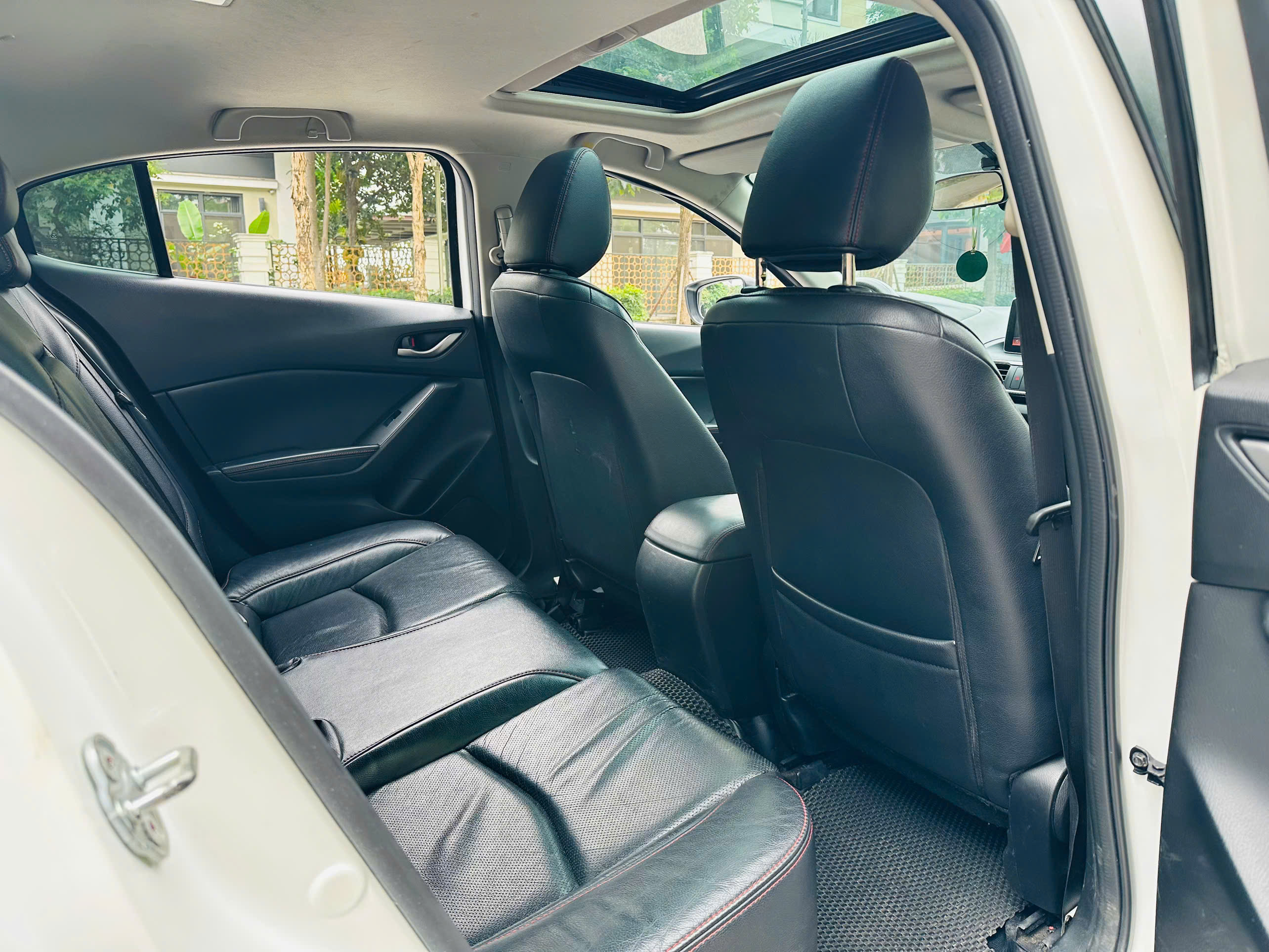 Mazda 3 1.5AT 2016 màu trắng