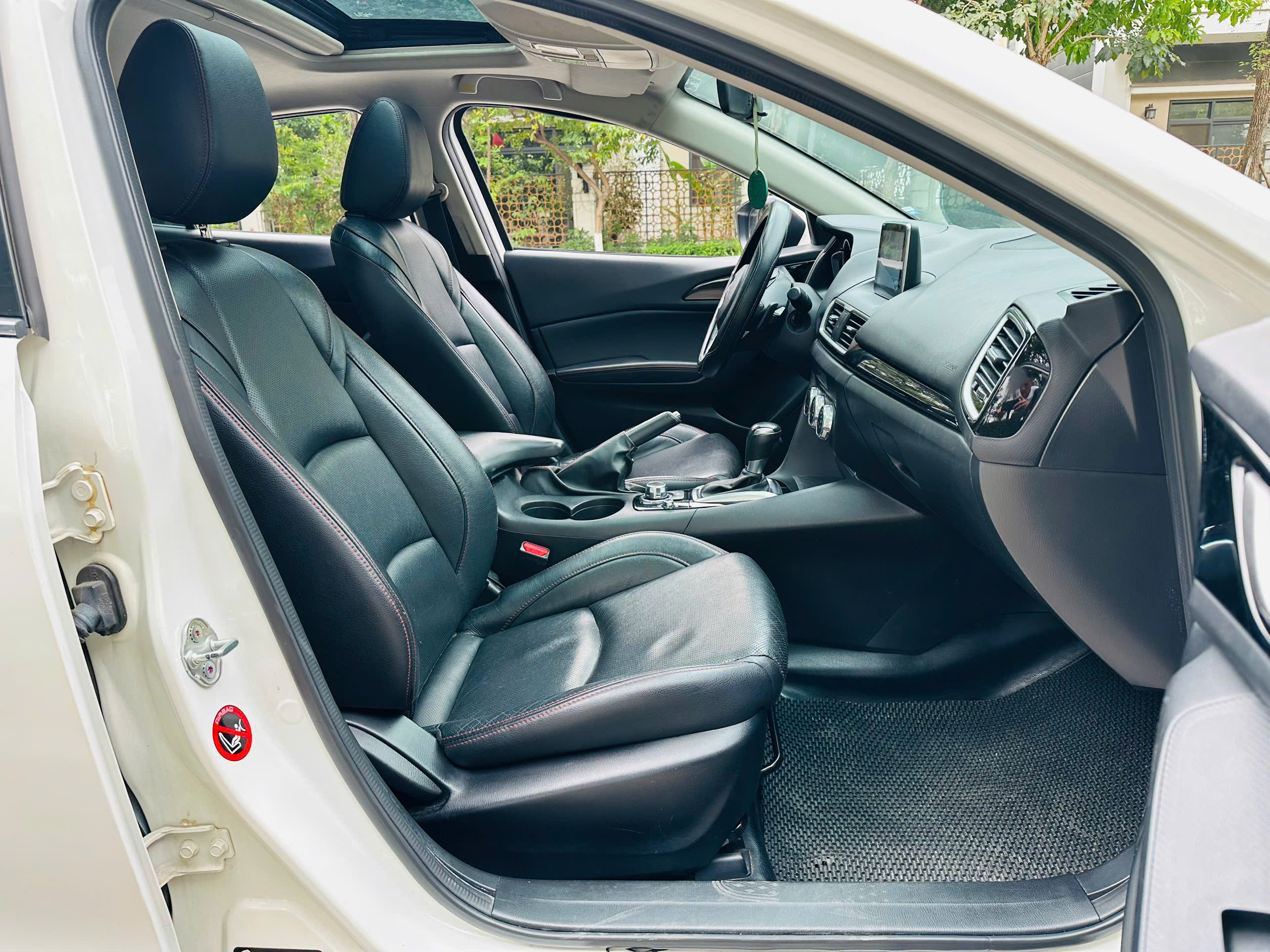 Mazda 3 1.5AT 2016 màu trắng