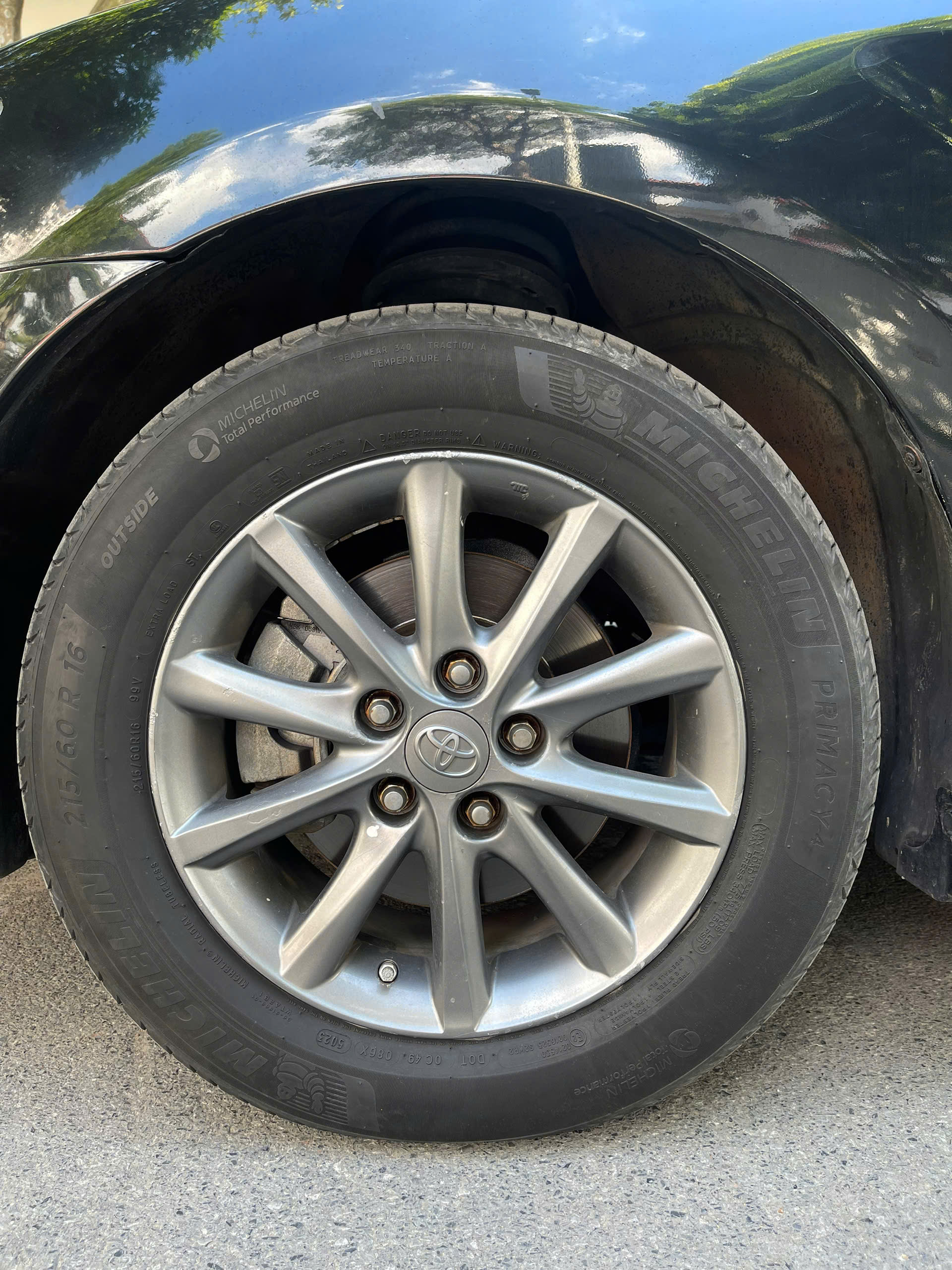 Toyota Camry LE 2.4 2018 màu đen