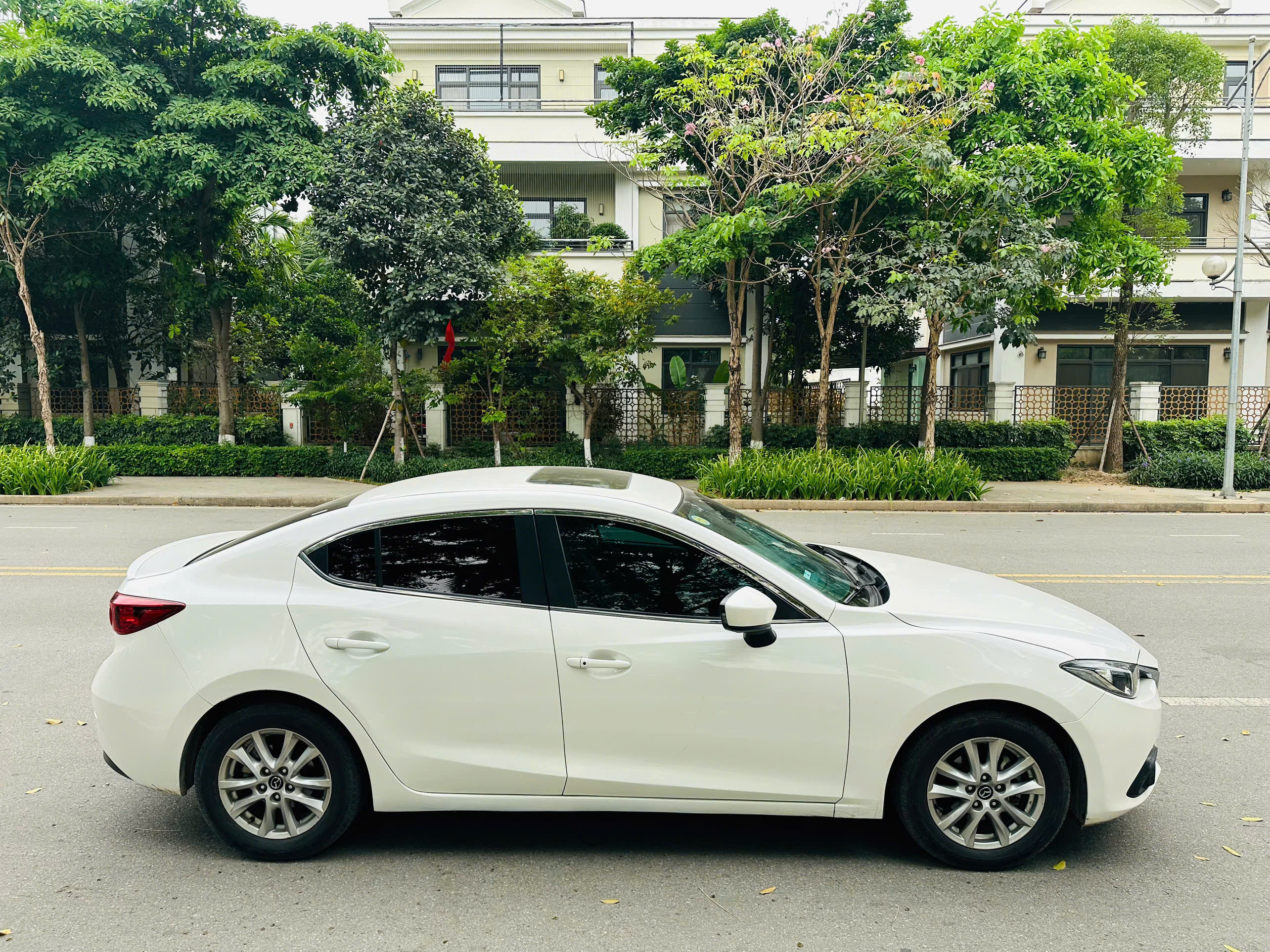 Mazda 3 1.5AT 2016 màu trắng