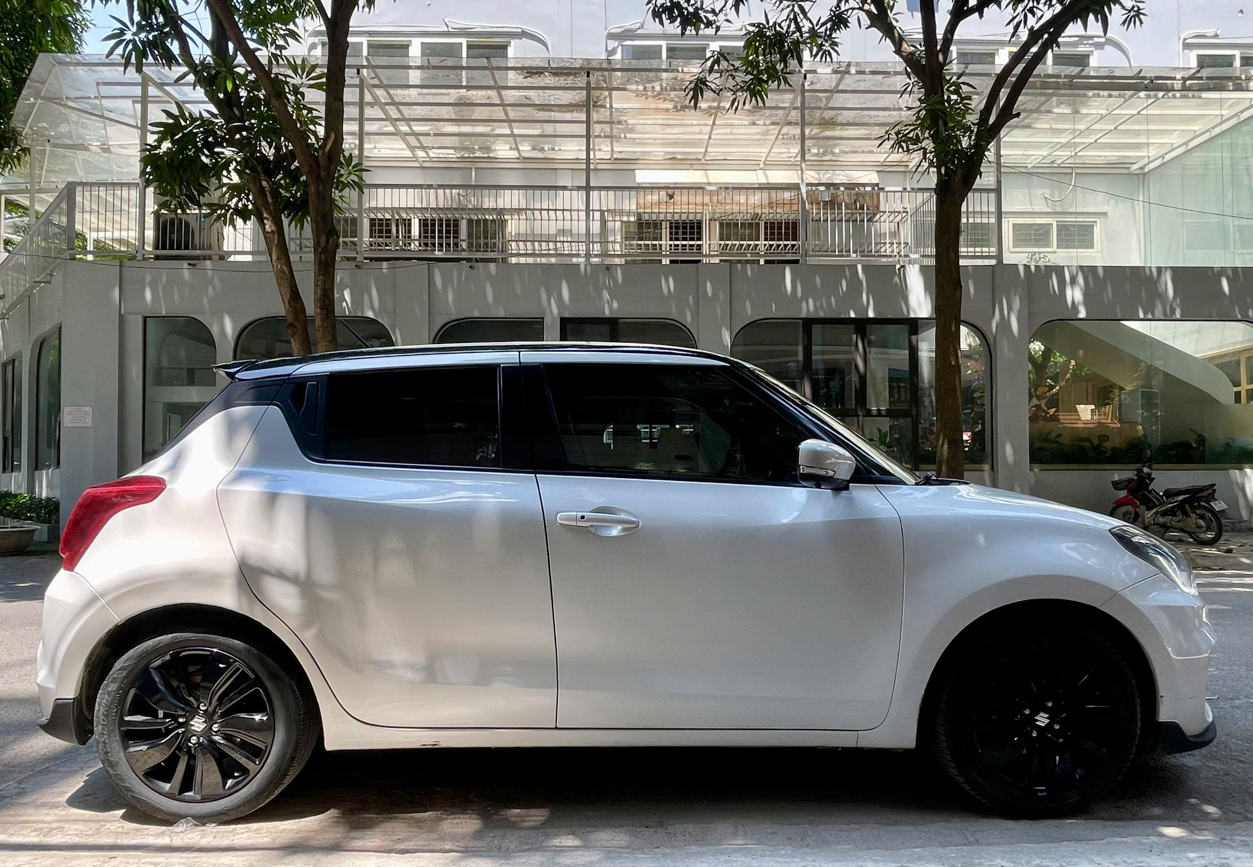 Suzuki Swift GLX 1.2 AT sản xuất 2019 trắng