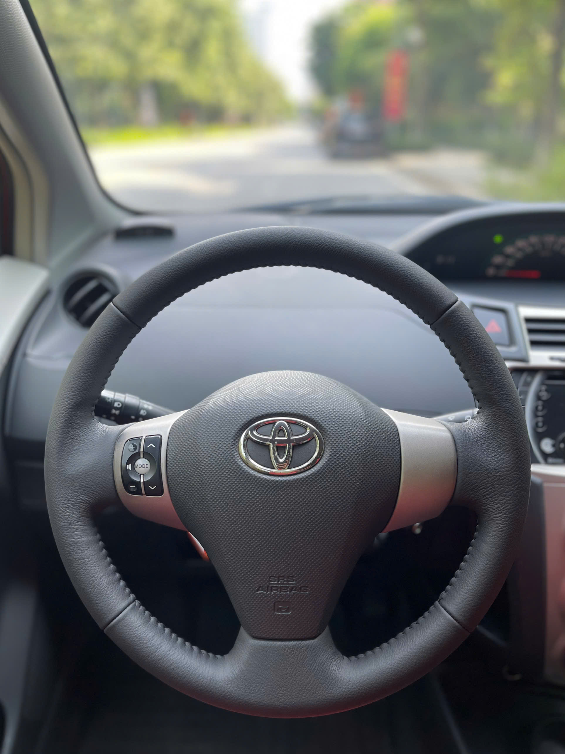 Toyota Yaris 1.3AT Nhật Bản 2009 màu đỏ