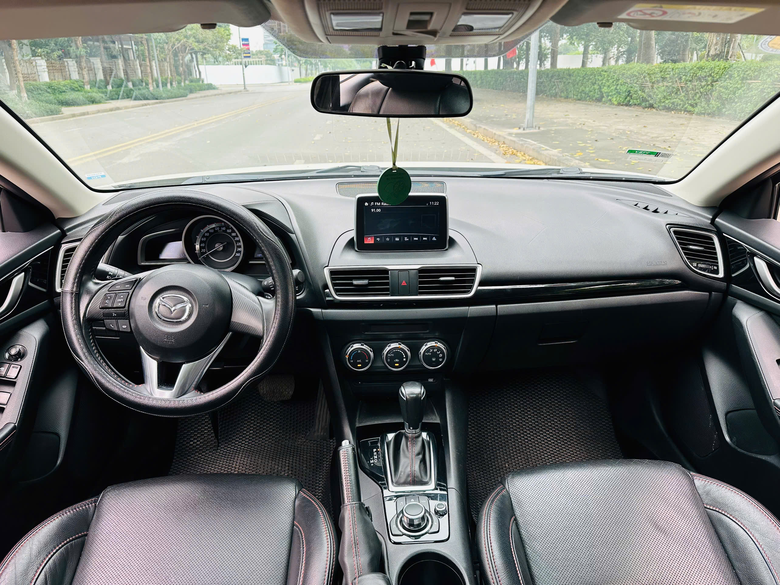 Mazda 3 1.5AT 2016 màu trắng