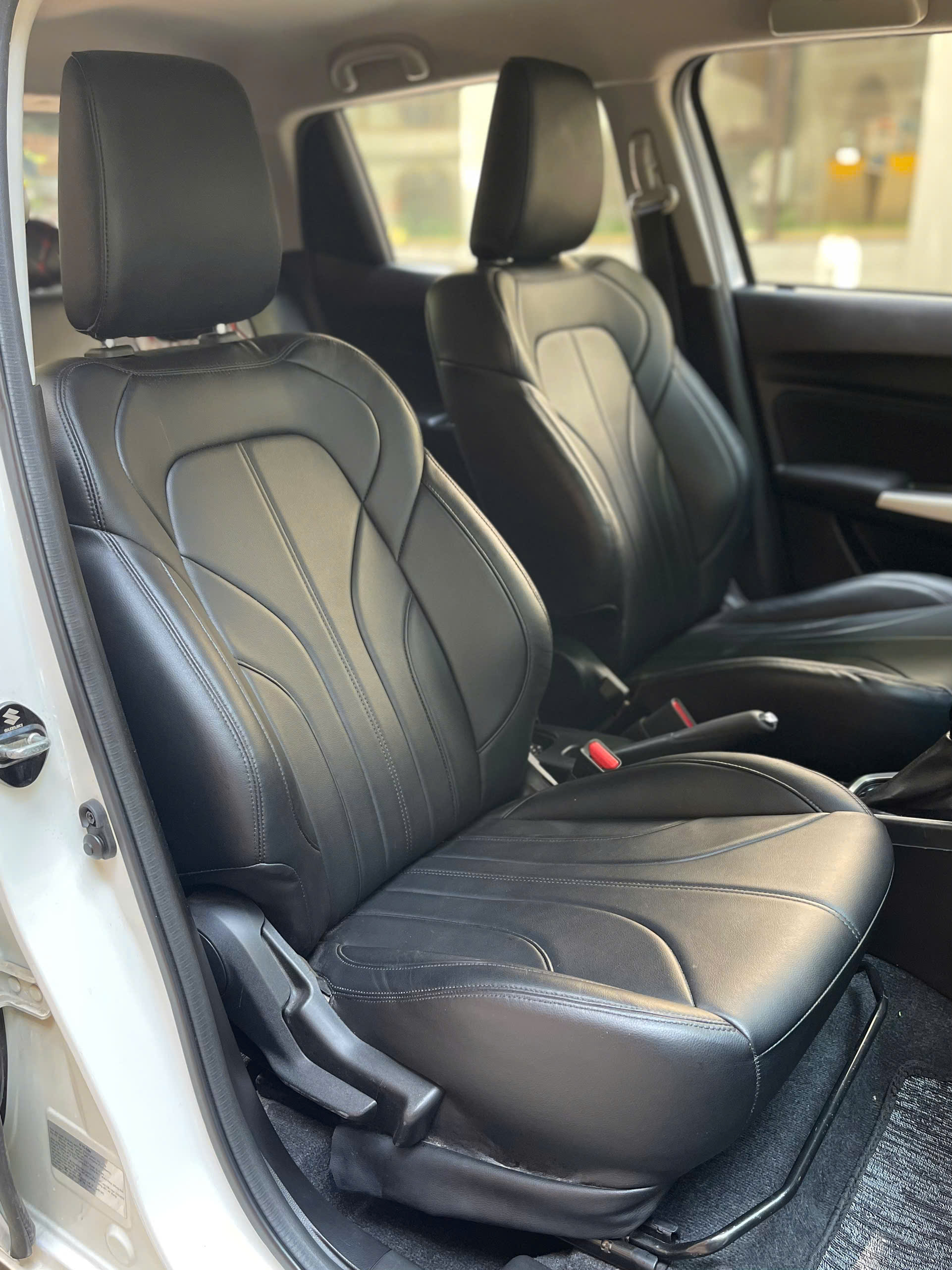 Suzuki Swift GLX 1.2 AT sản xuất 2019 trắng