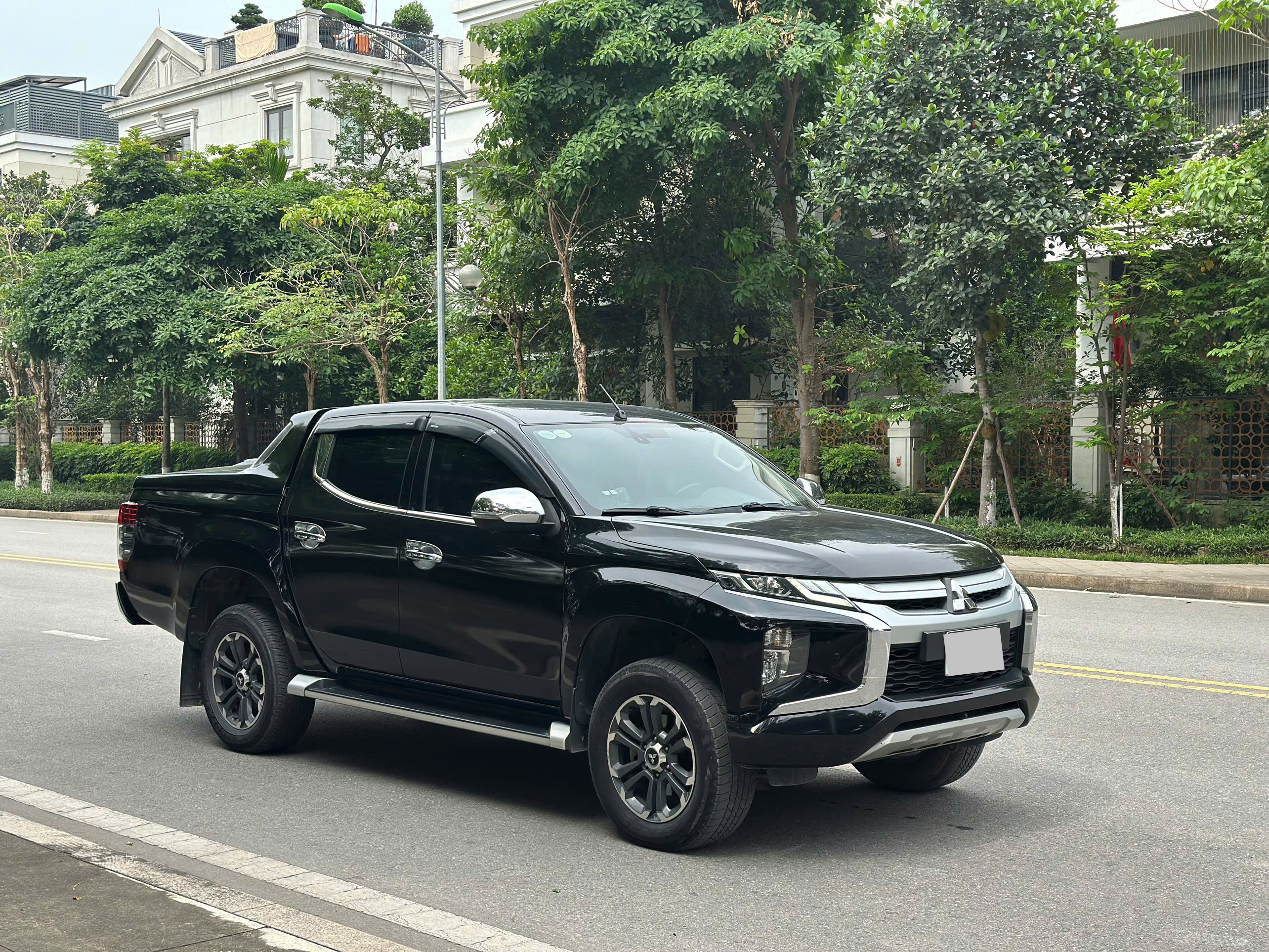 Mitsubishi Triton 4x4 AT Mivec 2019 màu đen