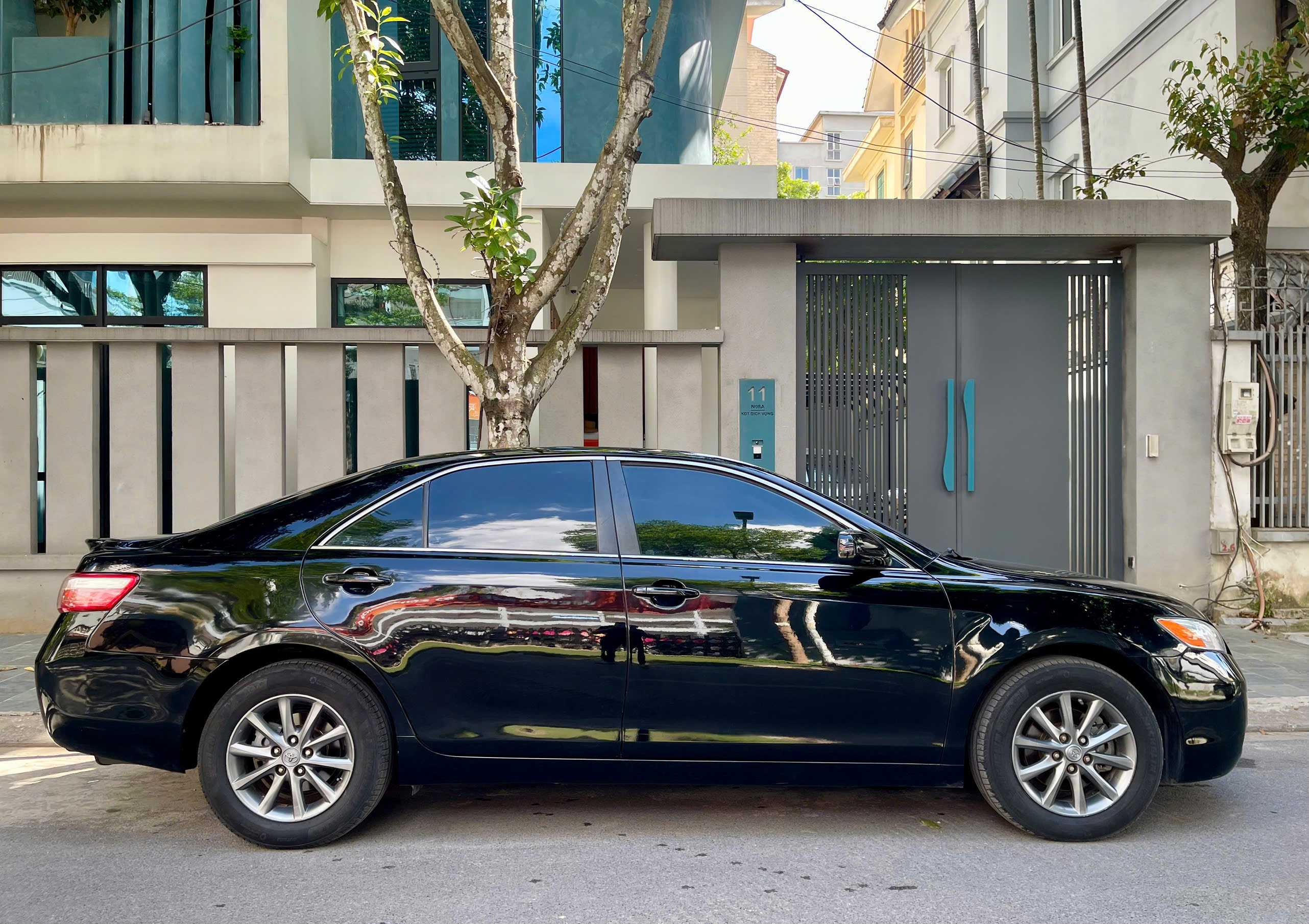 Toyota Camry LE 2.4 2018 màu đen