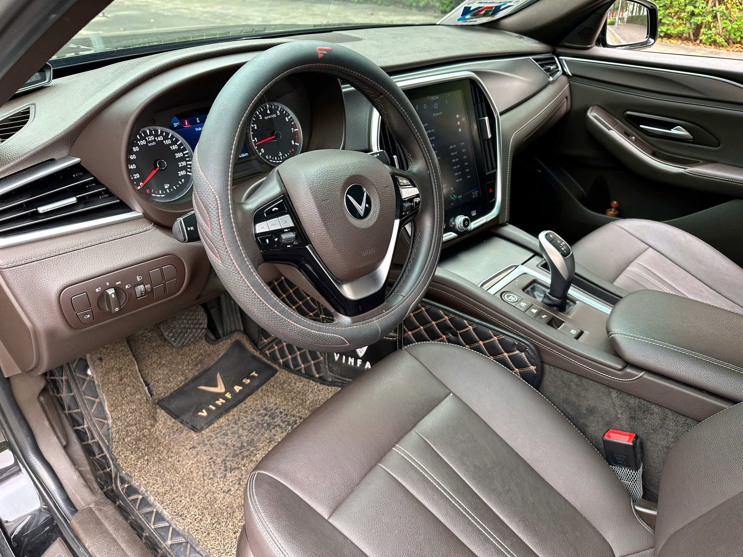 VinFast Lux A 2.0 Base 2.0 AT 2021 đen