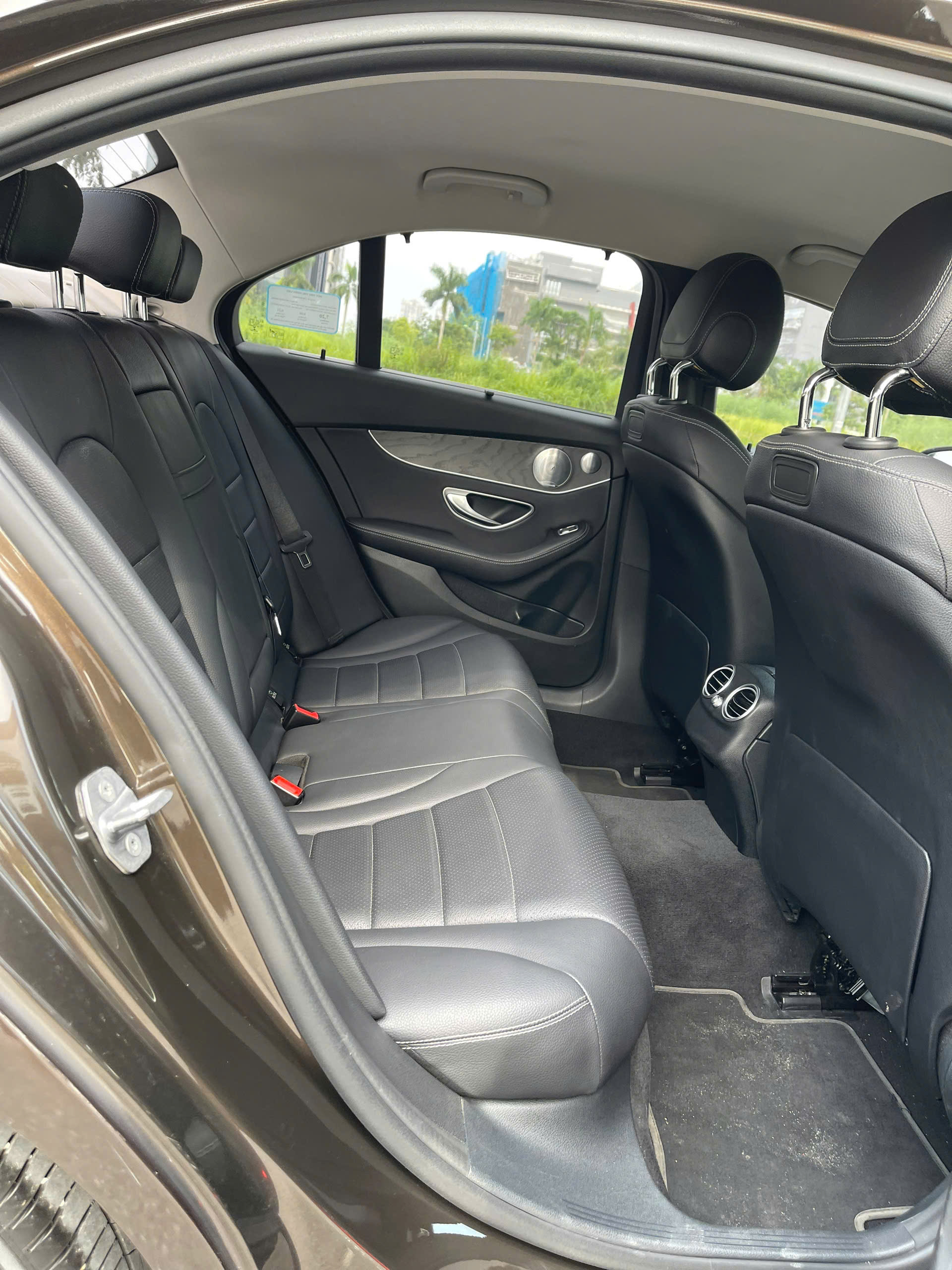 Mercedes C200 2018 màu nâu nội thất đen