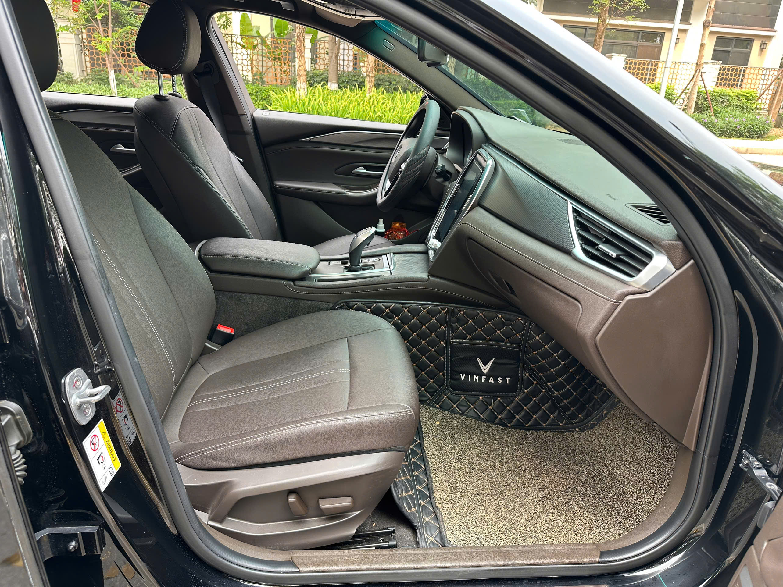 VinFast Lux A 2.0 Base 2.0 AT 2021 đen