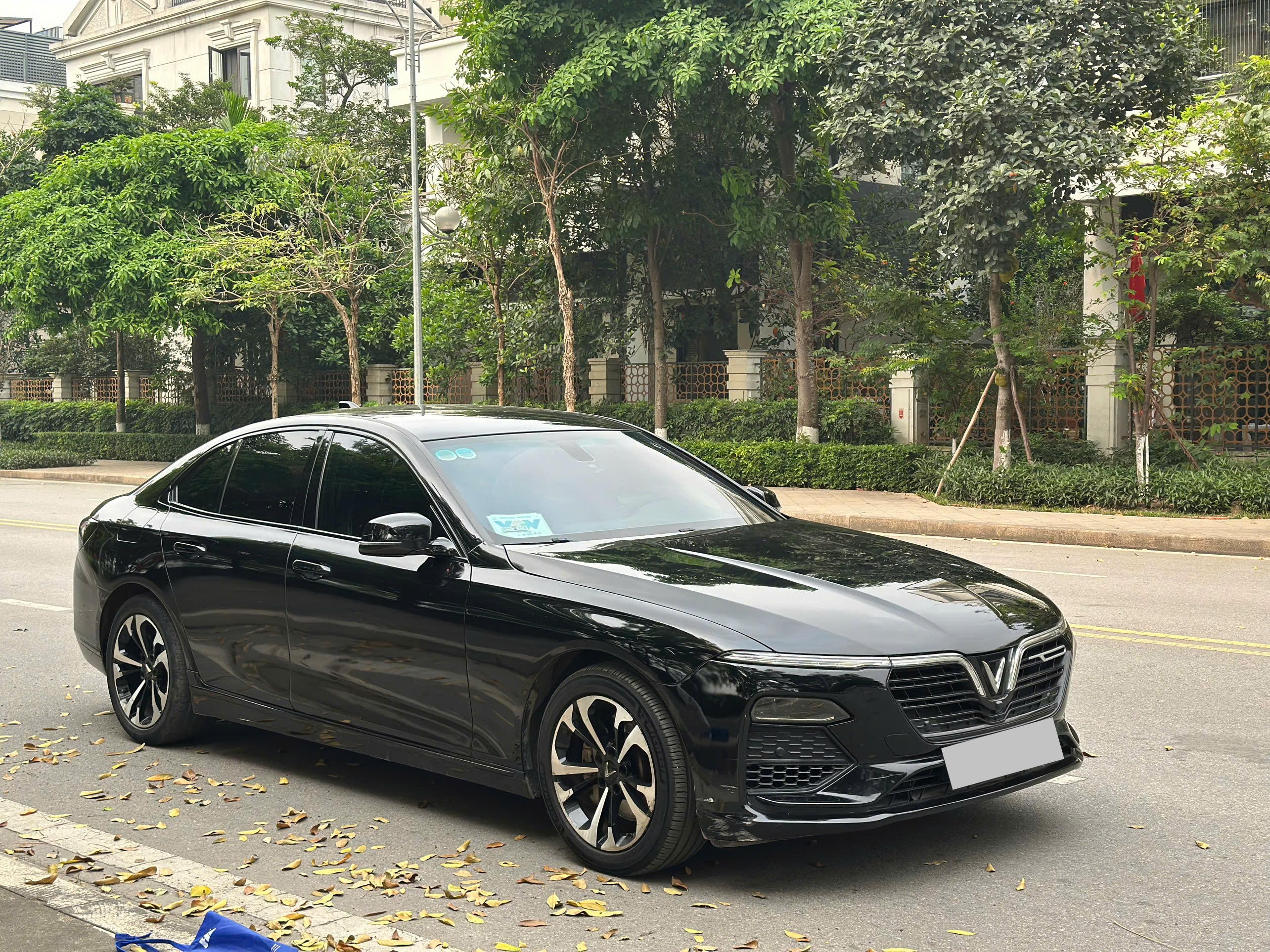 VinFast Lux A 2.0 Base 2.0 AT 2021 đen