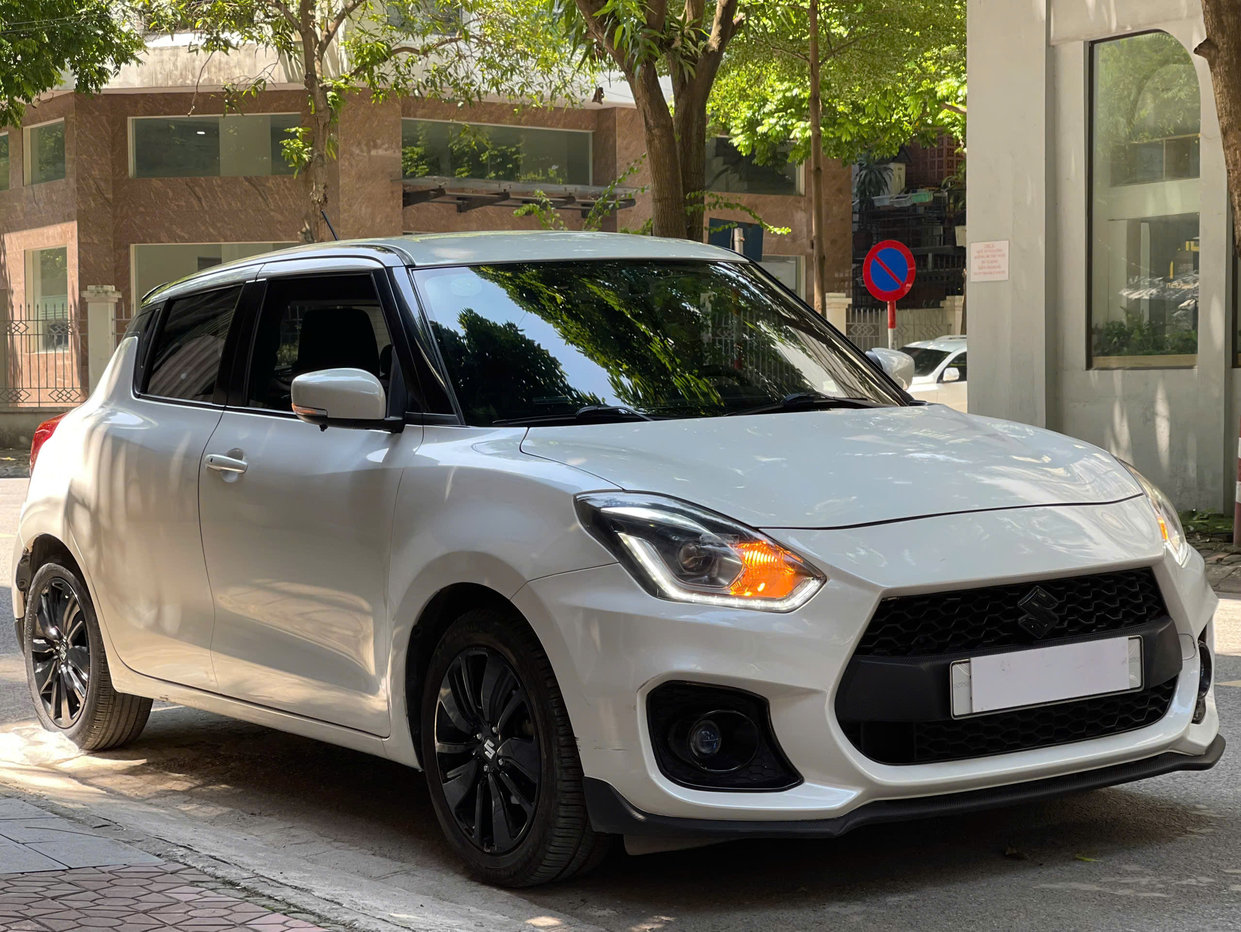 Suzuki Swift GLX 1.2 AT sản xuất 2019 trắng