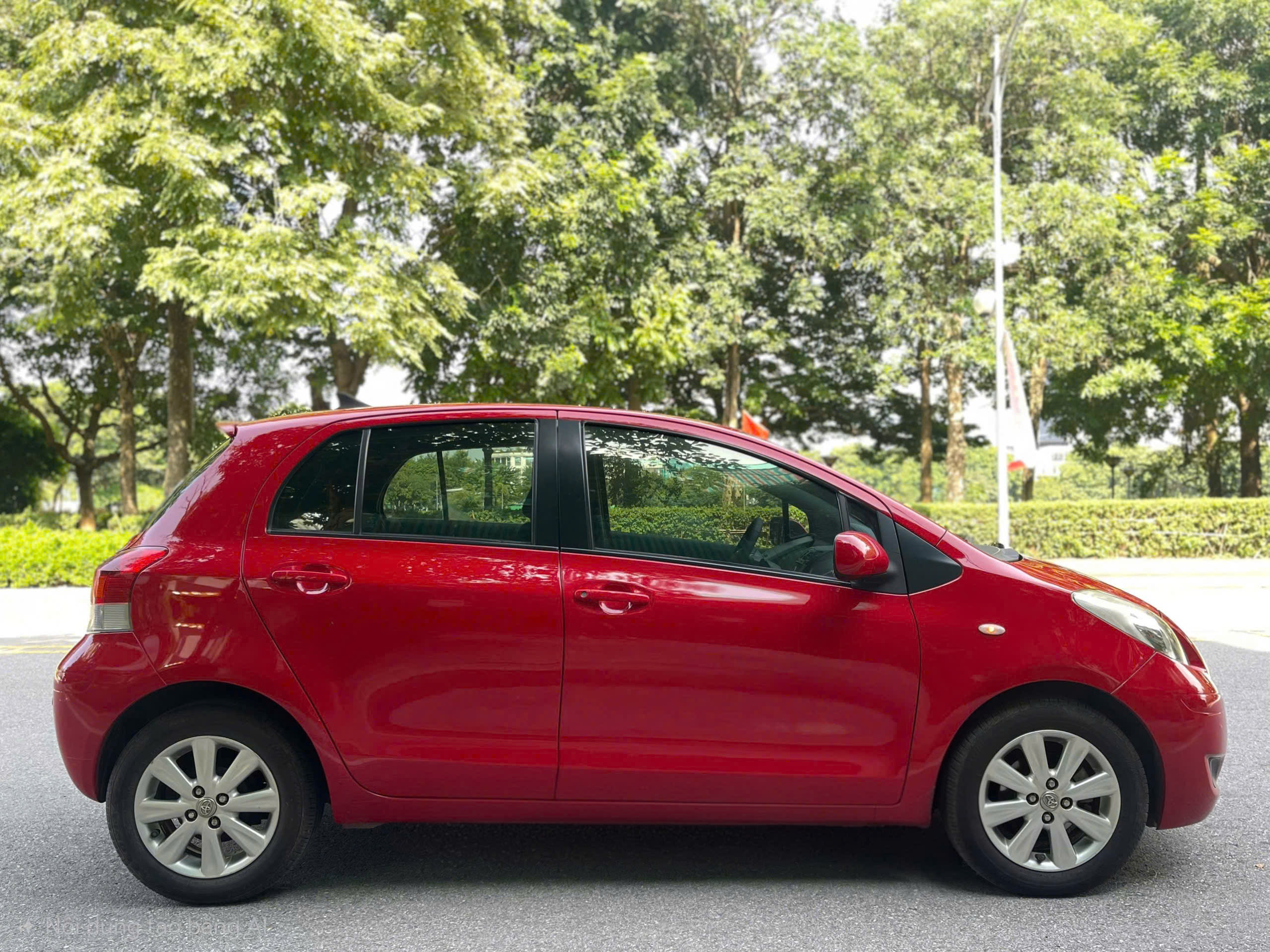 Toyota Yaris 1.3AT Nhật Bản 2009 màu đỏ
