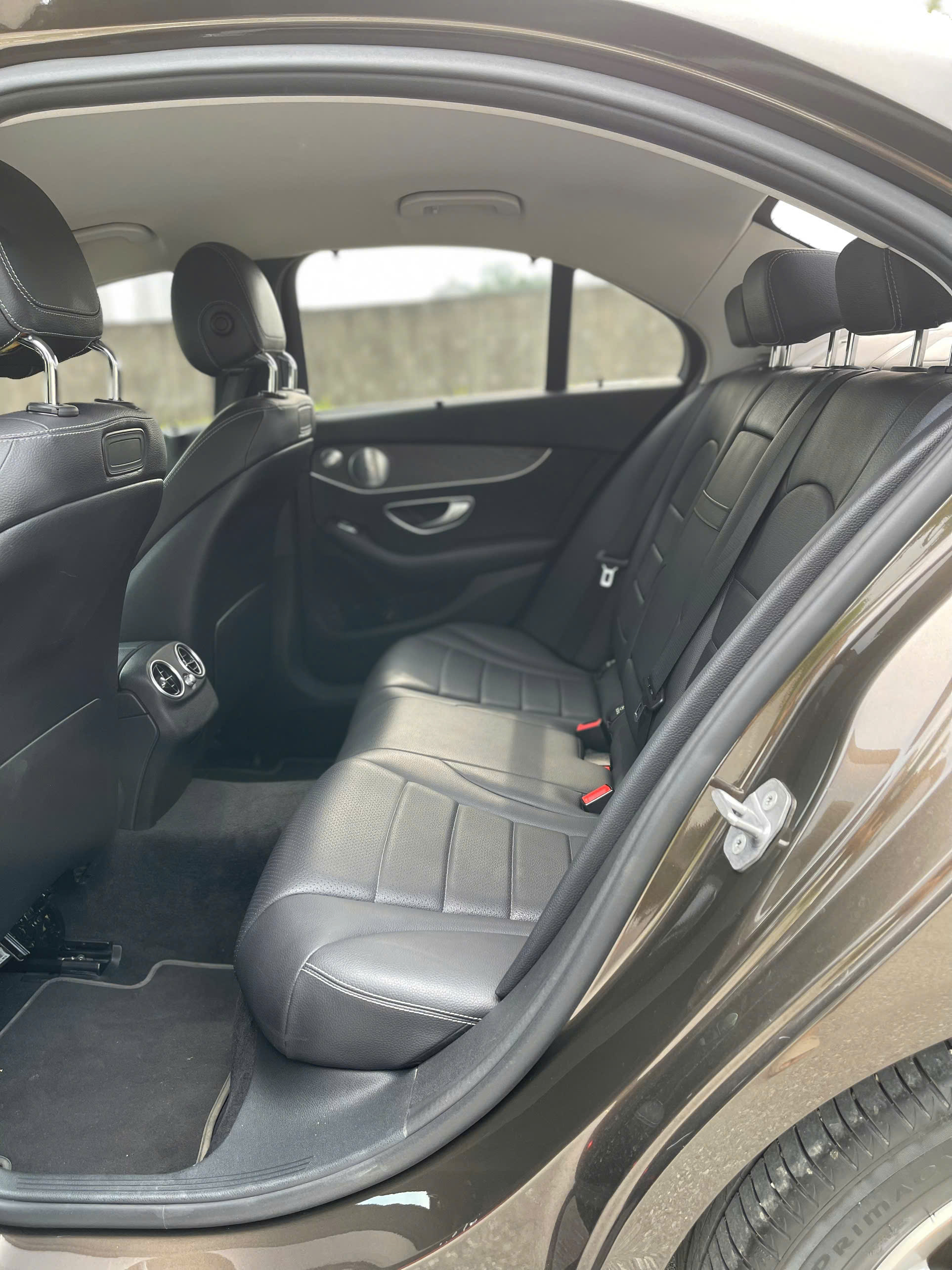 Mercedes C200 2018 màu nâu nội thất đen