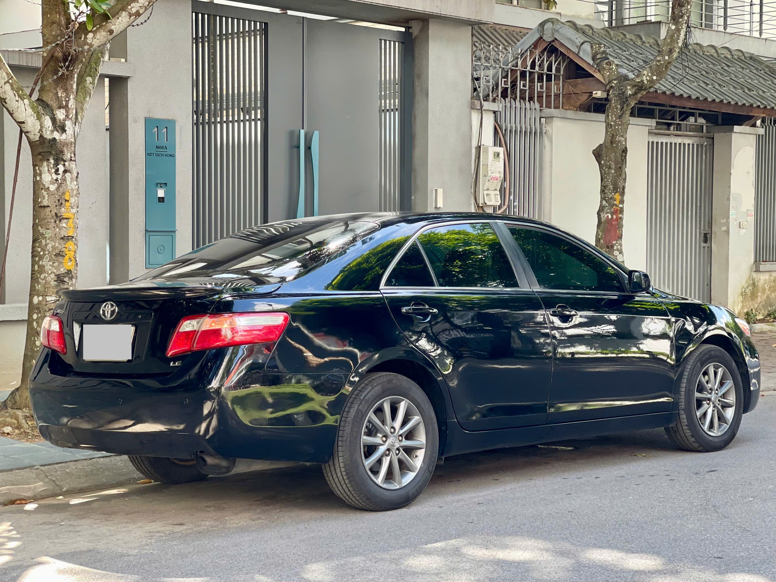 Toyota Camry LE 2.4 2018 màu đen