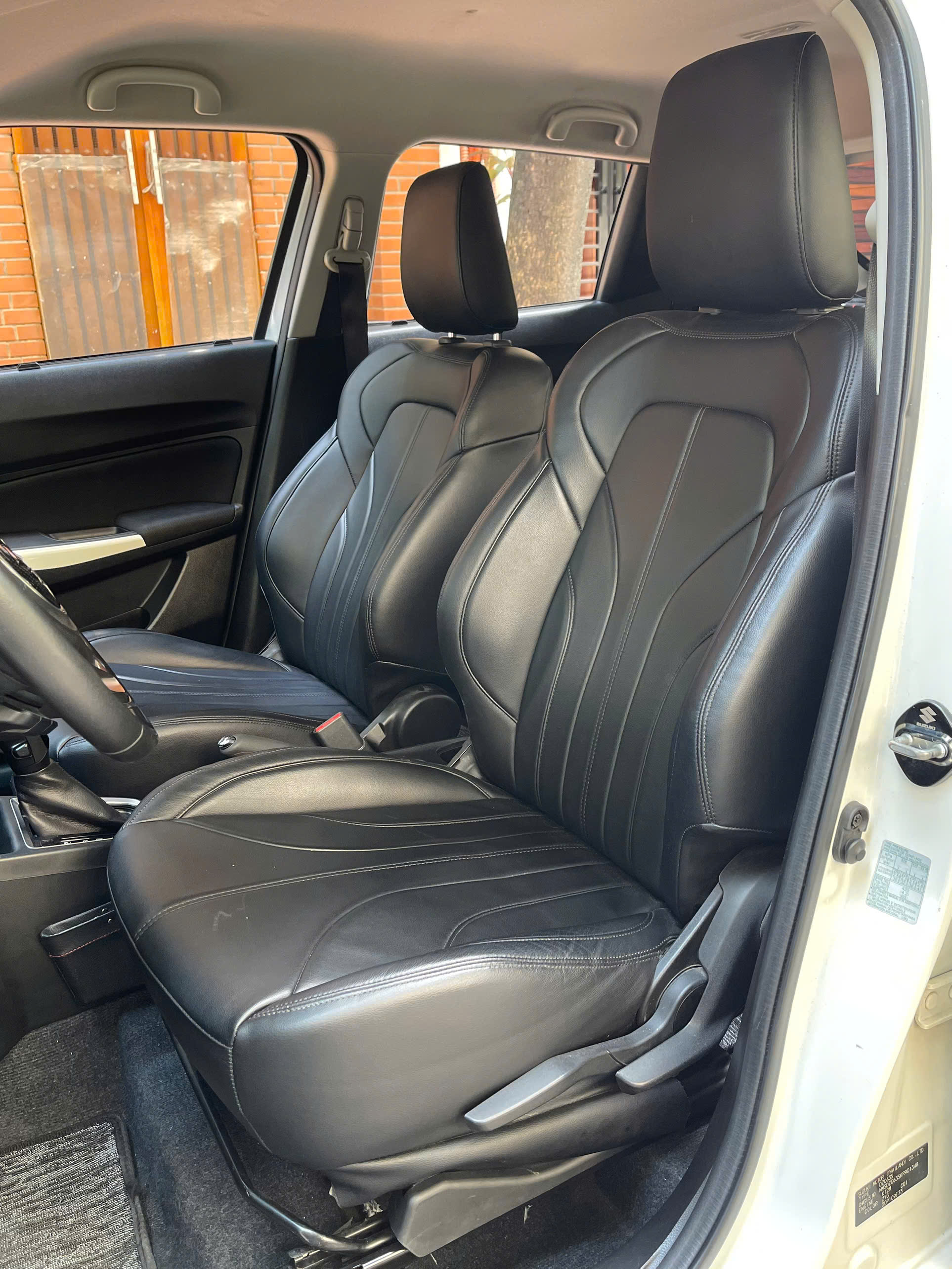 Suzuki Swift GLX 1.2 AT sản xuất 2019 trắng