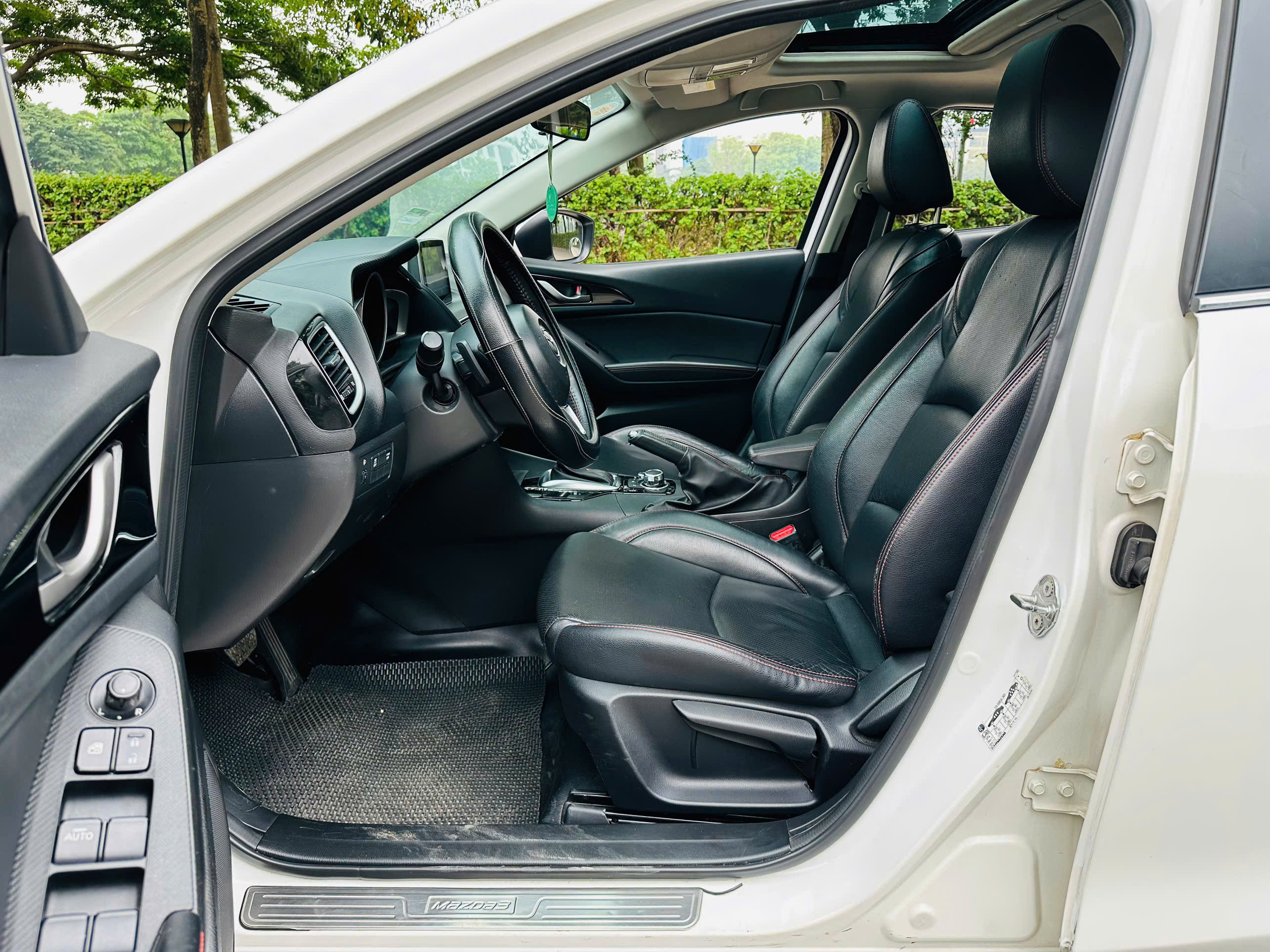 Mazda 3 1.5AT 2016 màu trắng