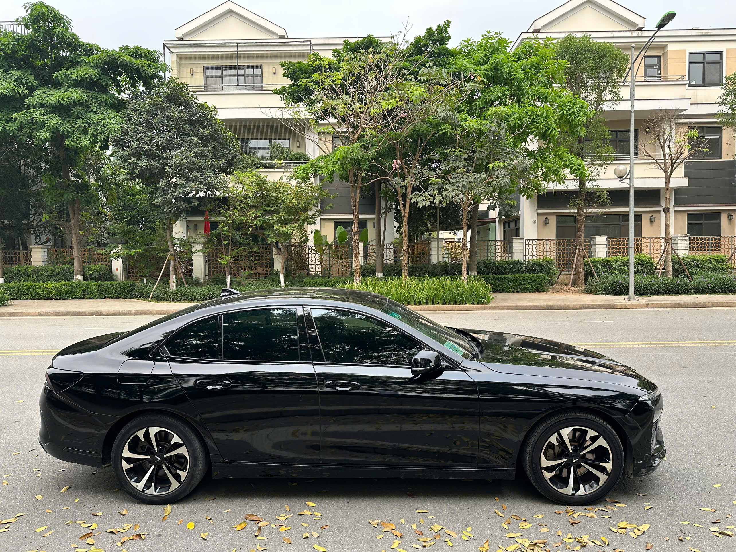 VinFast Lux A 2.0 Base 2.0 AT 2021 đen