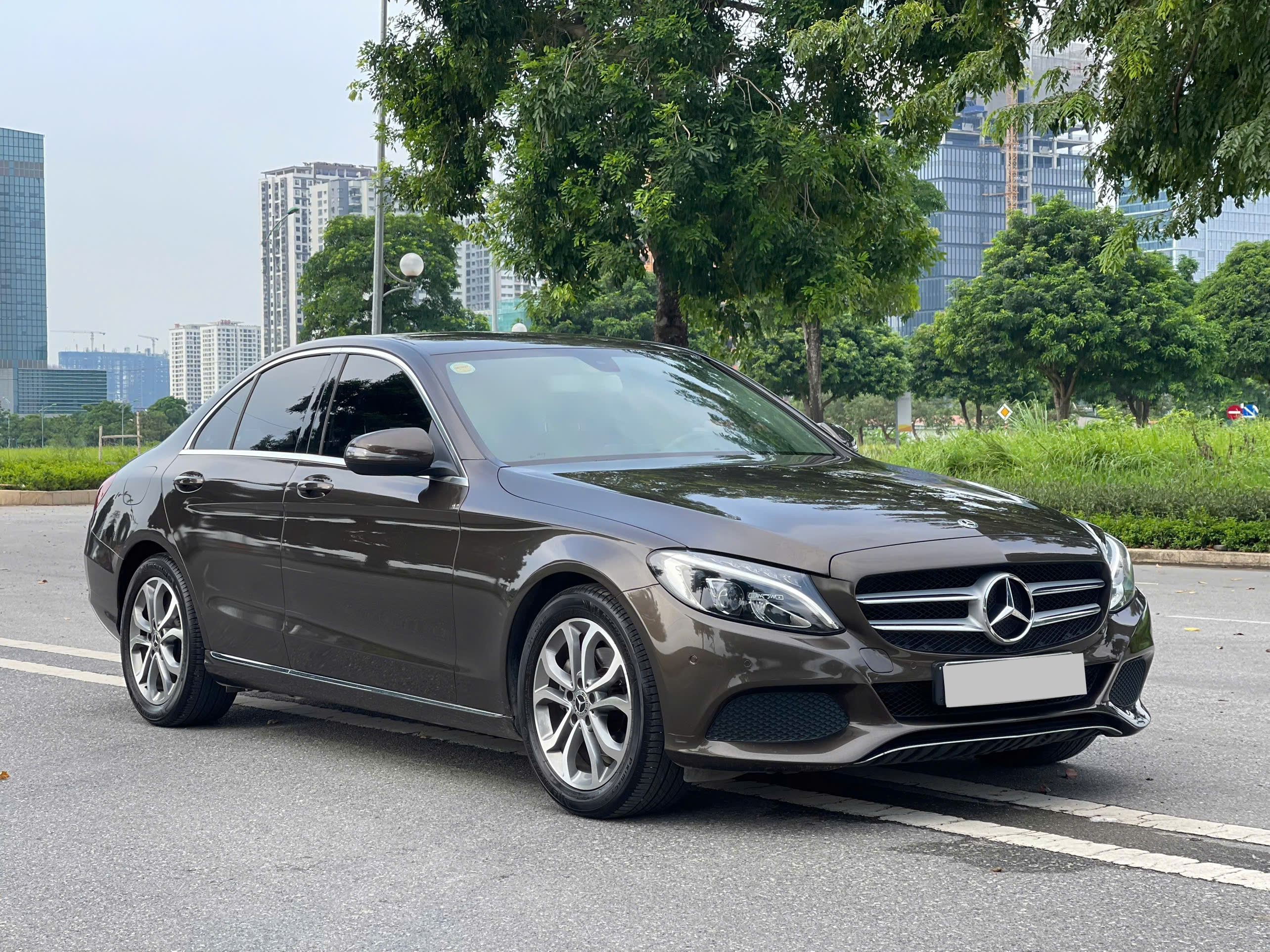 Mercedes C200 2018 màu nâu nội thất đen