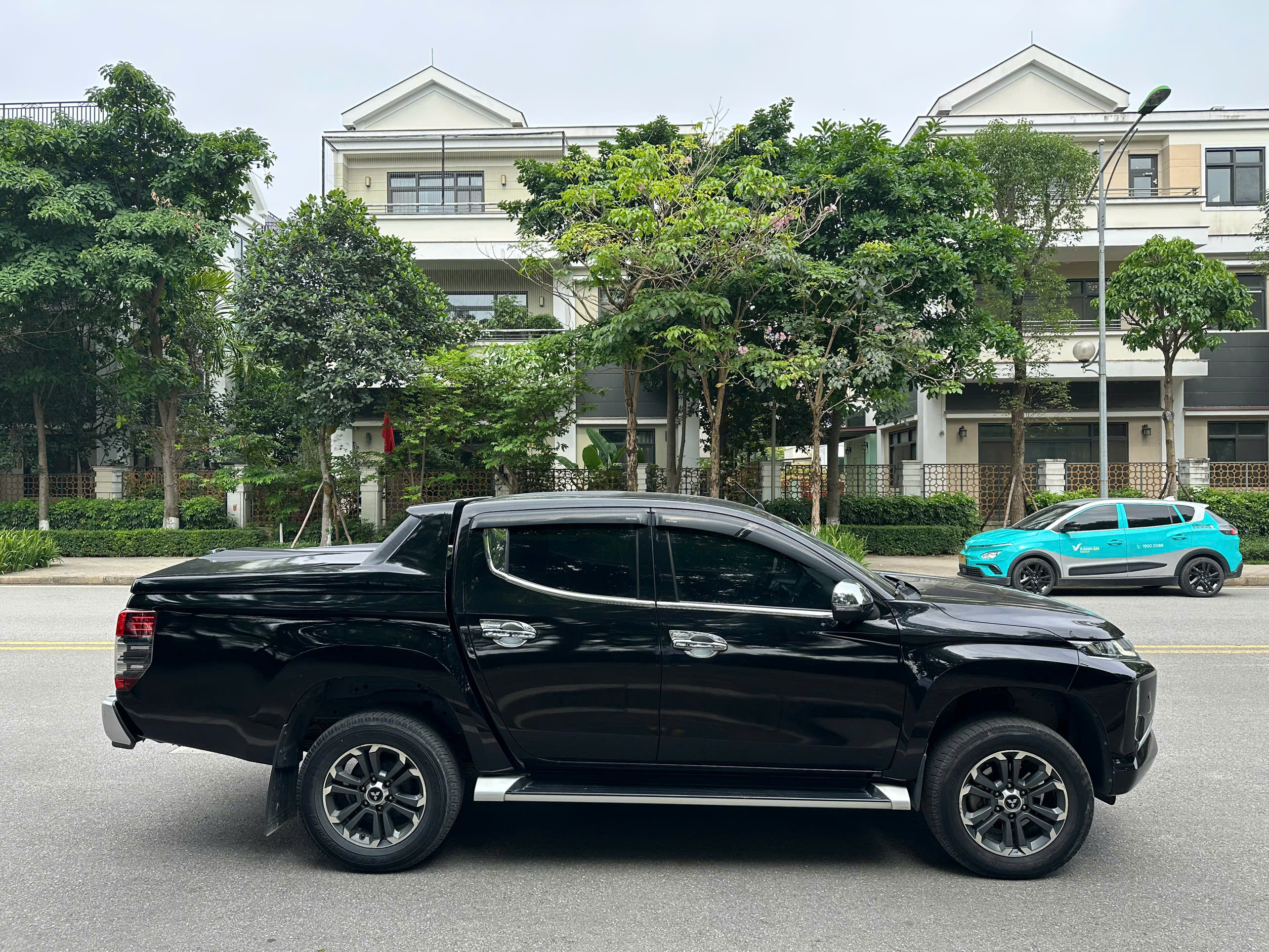 Mitsubishi Triton 4x4 AT Mivec 2019 màu đen