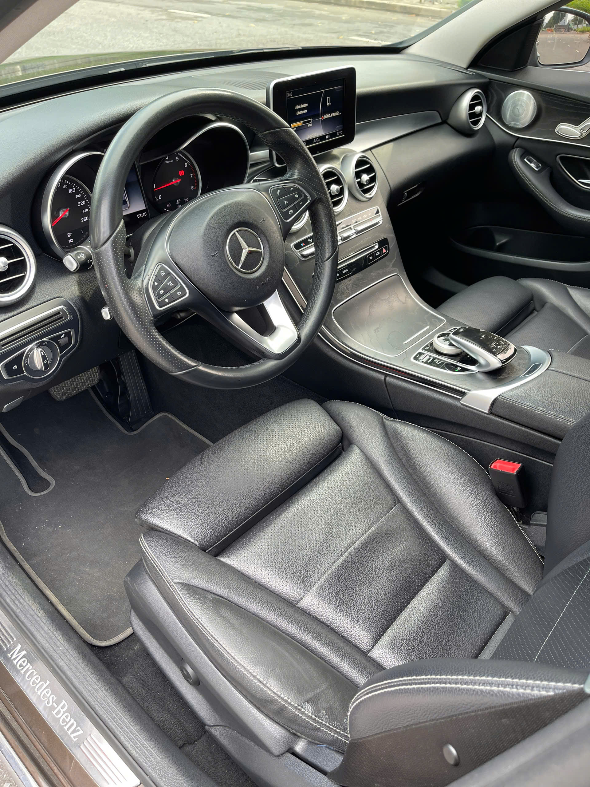Mercedes C200 2018 màu nâu nội thất đen