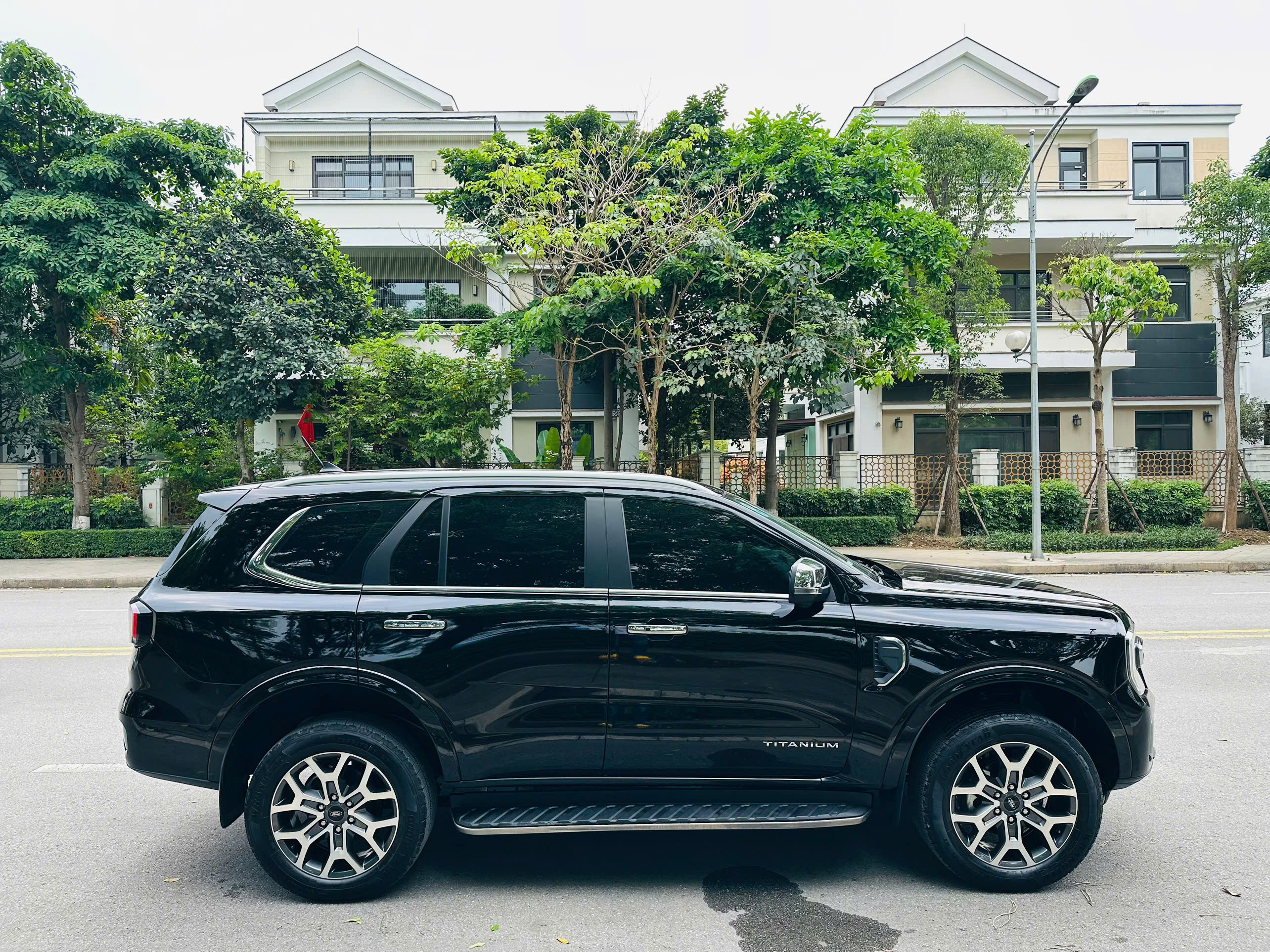 Ford Everest Titanium 2.0L 4x2 AT 2024 đen