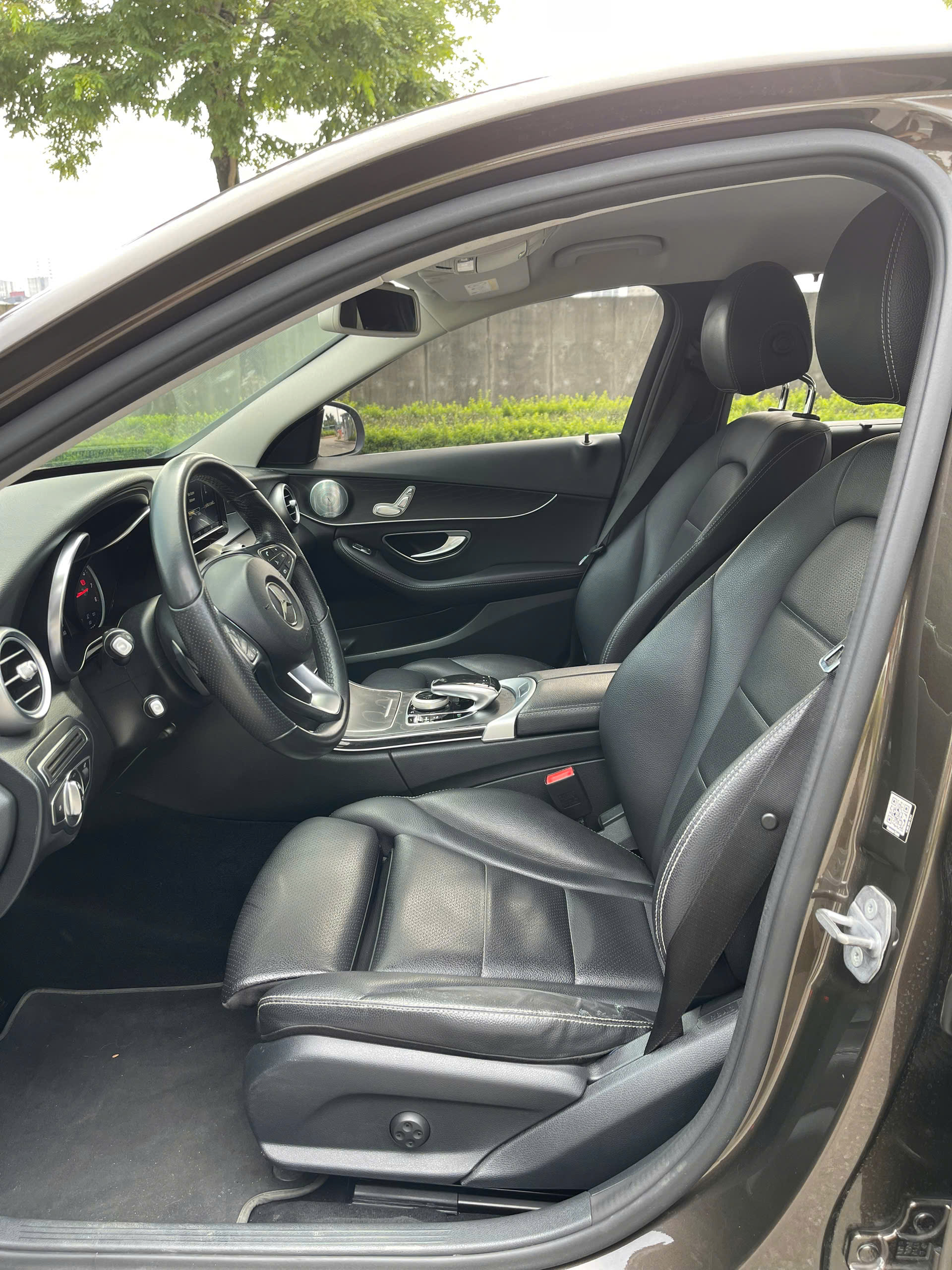 Mercedes C200 2018 màu nâu nội thất đen