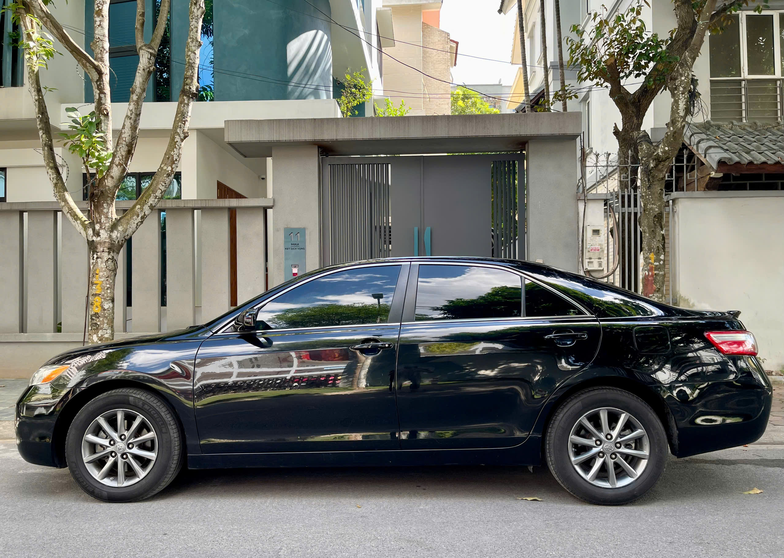 Toyota Camry LE 2.4 2018 màu đen