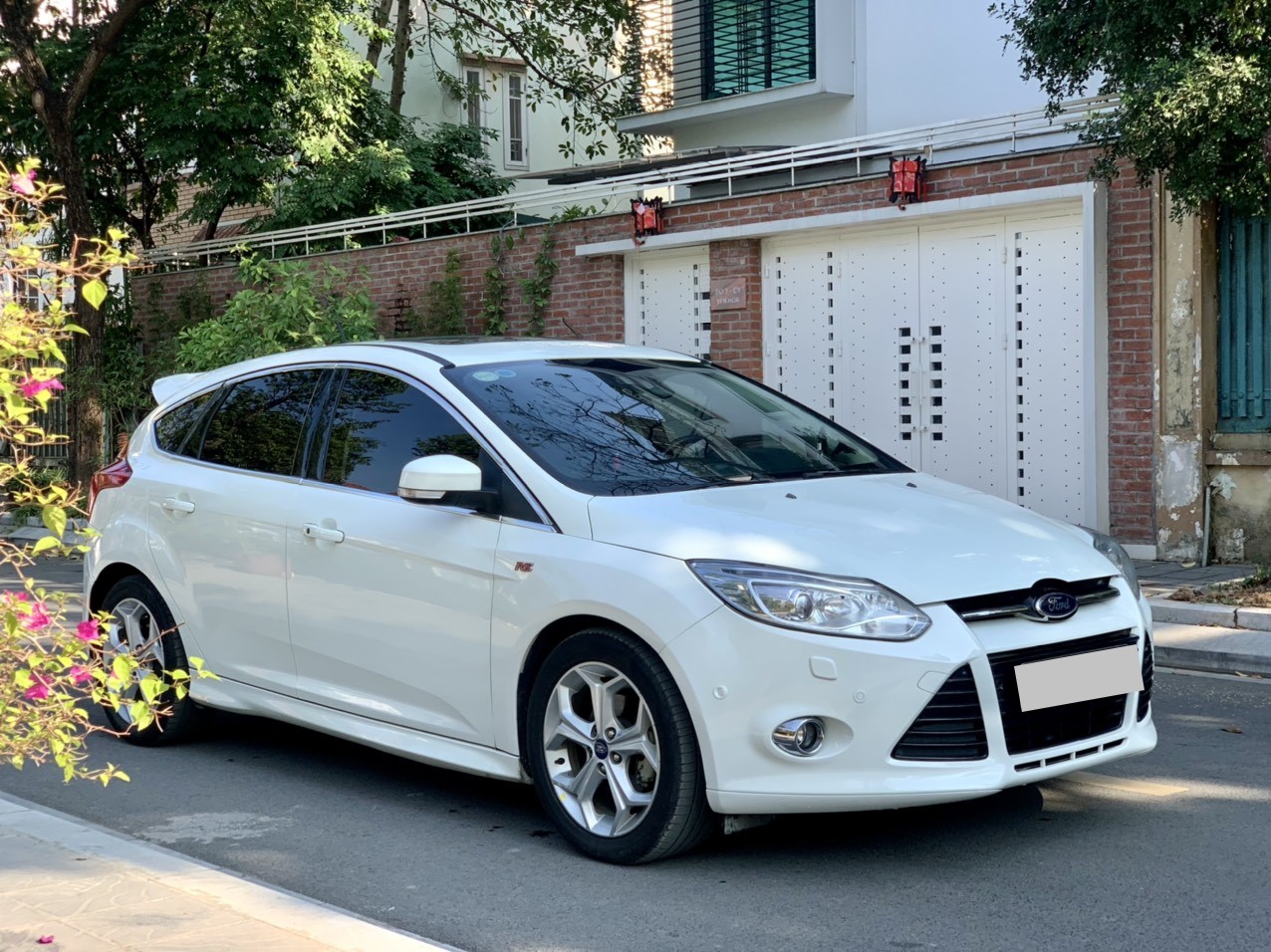 Ford Focus Sport 2.0AT 2014 màu trắng (Đã bán)