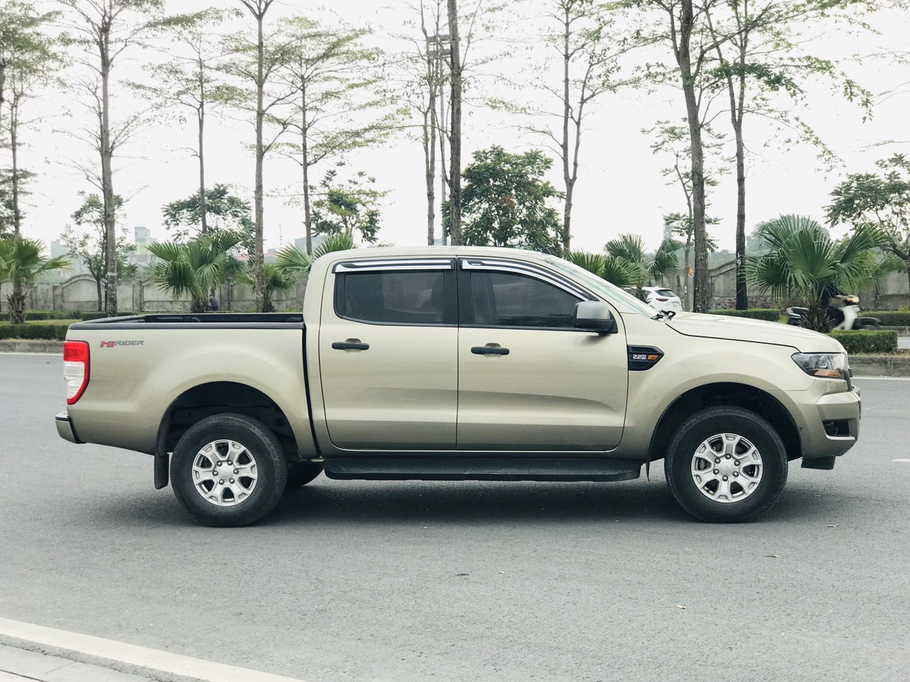 Ford Ranger XLS 2.2L 4x2 AT 2015 màu ghi vàng (Đã bán)