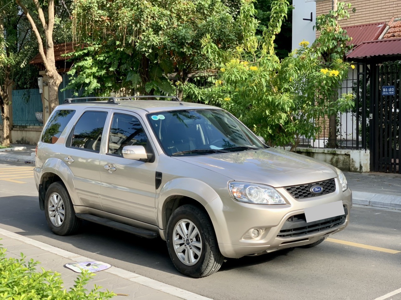 Ford Escape XLT 2.3L 2 cầu màu ghi vàng (Đã bán)