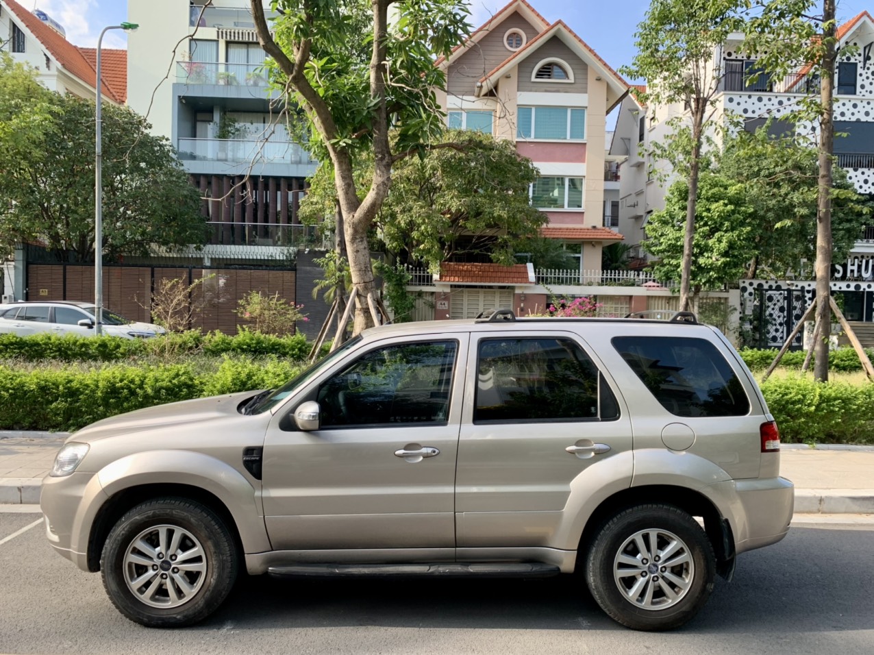 Ford Escape XLT 2.3L 2 cầu màu ghi vàng (Đã bán)