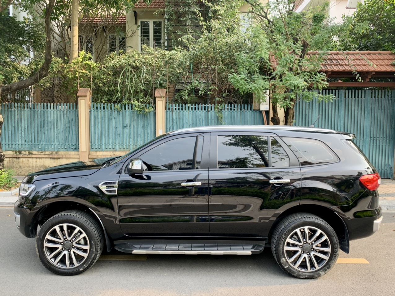 Ford Everest Titanium 2.0L 4x2 AT 2022 màu đen (Đã bán)