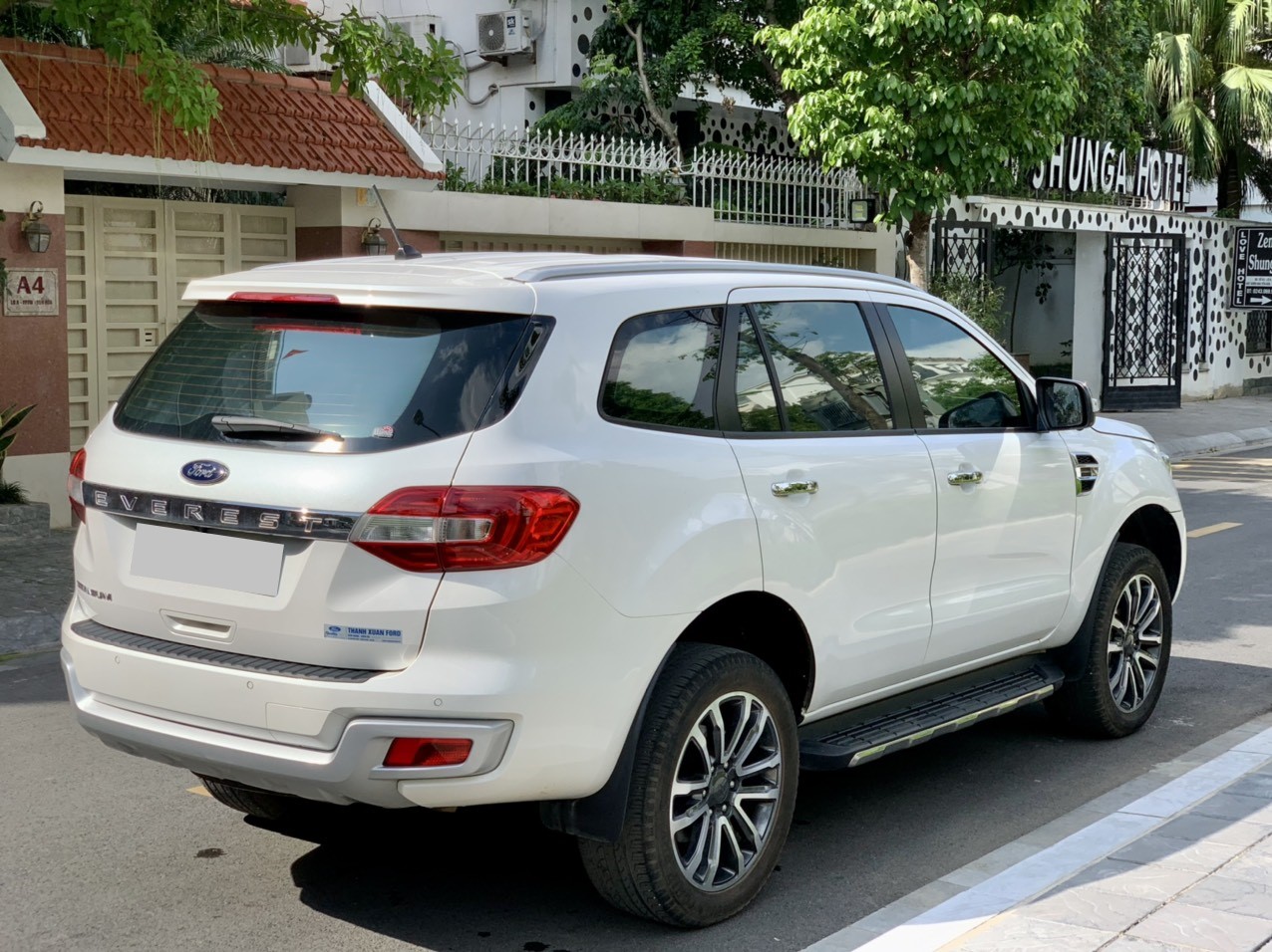 Ford Everest Titanium 2.0L 4x2 AT 2021 màu trắng (Đã bán)
