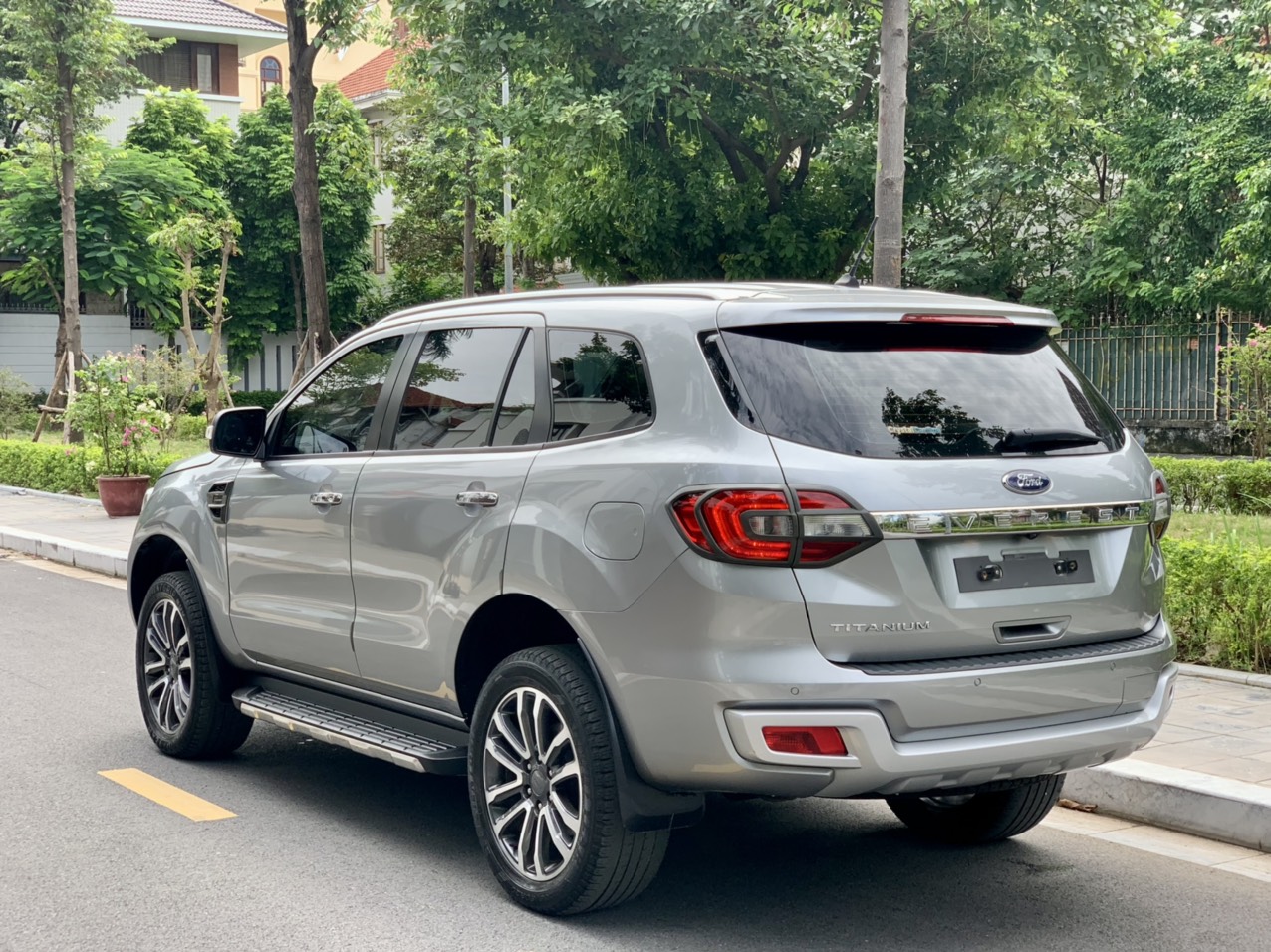 Ford Everest Titanium 4x2 2018 màu bạc (đã bán)