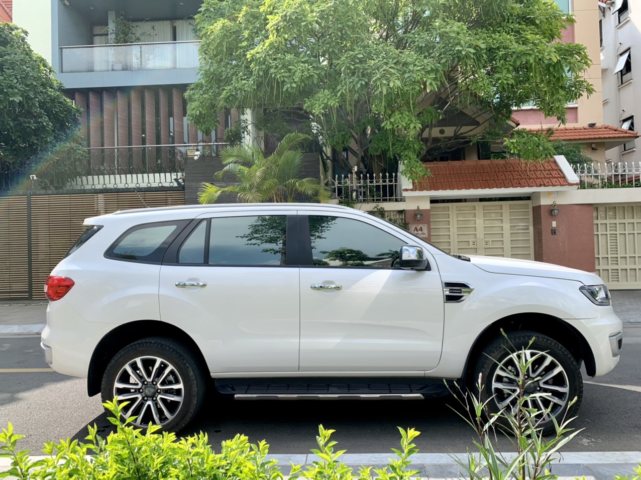 Ford Everest Titanium 2.0L 4x2 AT 2021 màu trắng (Đã bán)