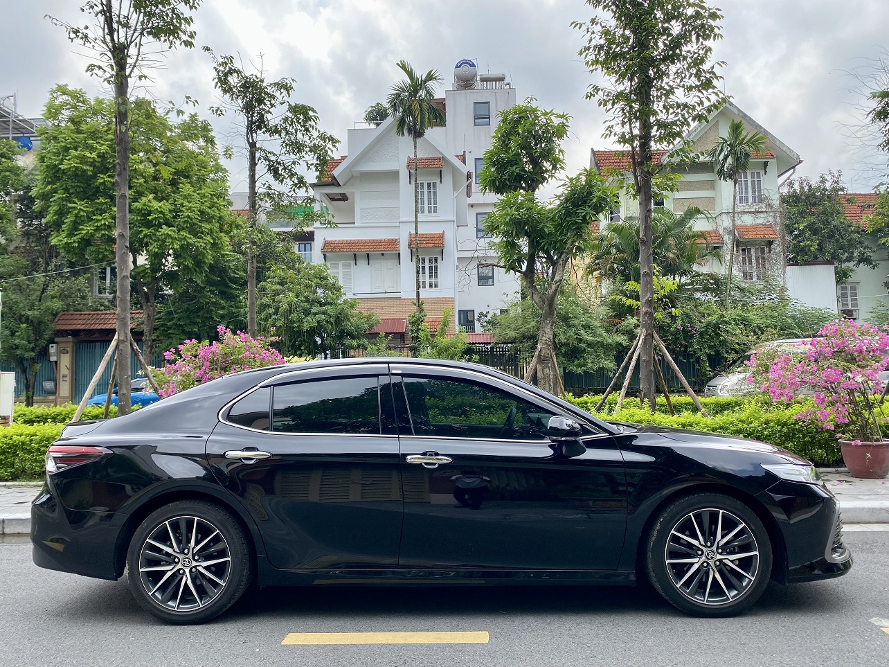 Toyota Camry 2.5Q 2022 màu đen (Đã bán)