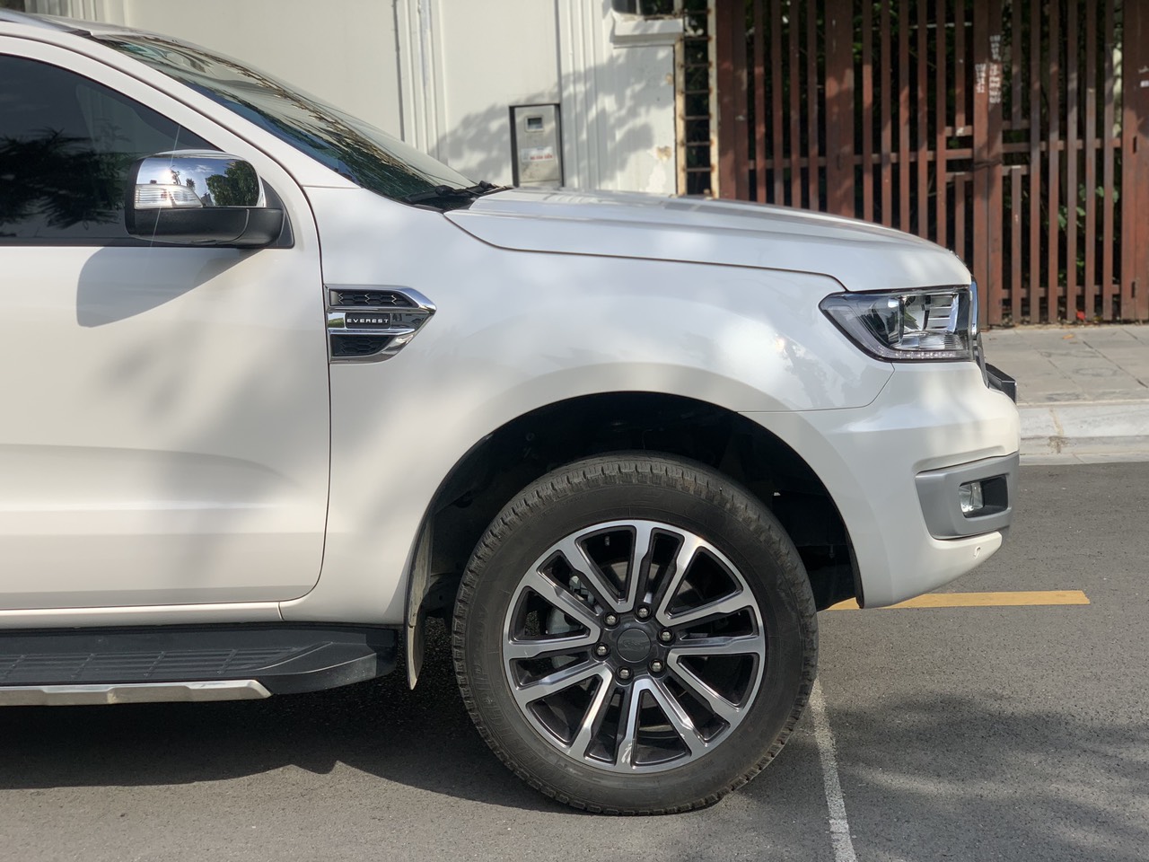 Ford Everest Titanium 2.0L 4x2 AT 2021 màu trắng (Đã bán)
