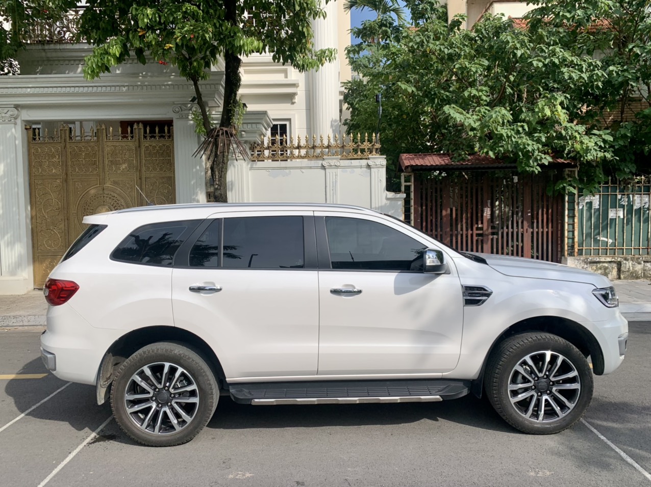 Ford Everest Titanium 2.0L 4x2 AT 2021 màu trắng (Đã bán)