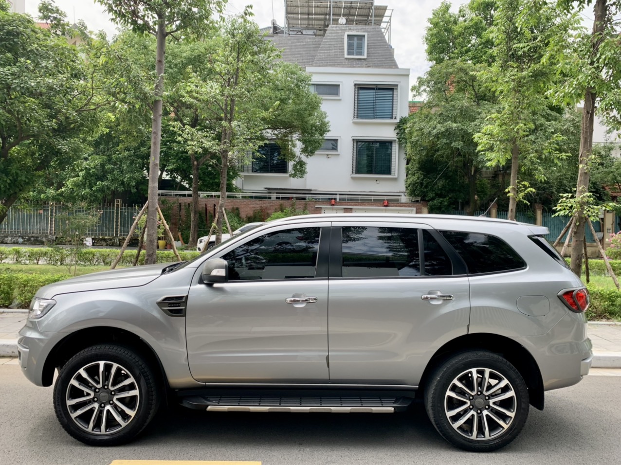 Ford Everest Titanium 4x2 2018 màu bạc (đã bán)